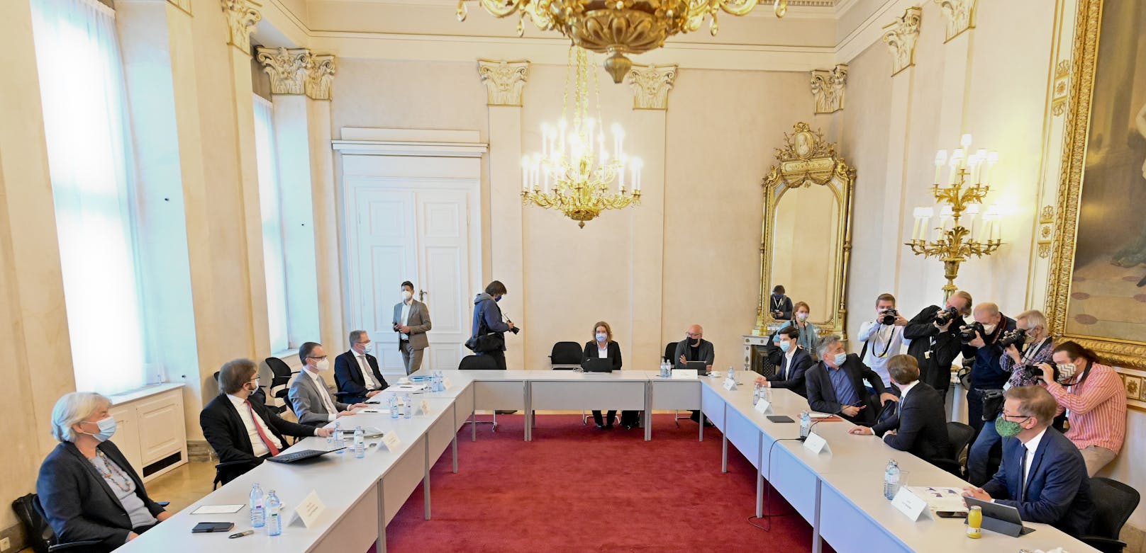 Bundeskanzler Sebastian Kurz hat am Donnerstag Experten zu einem Krisentreffen geladen.