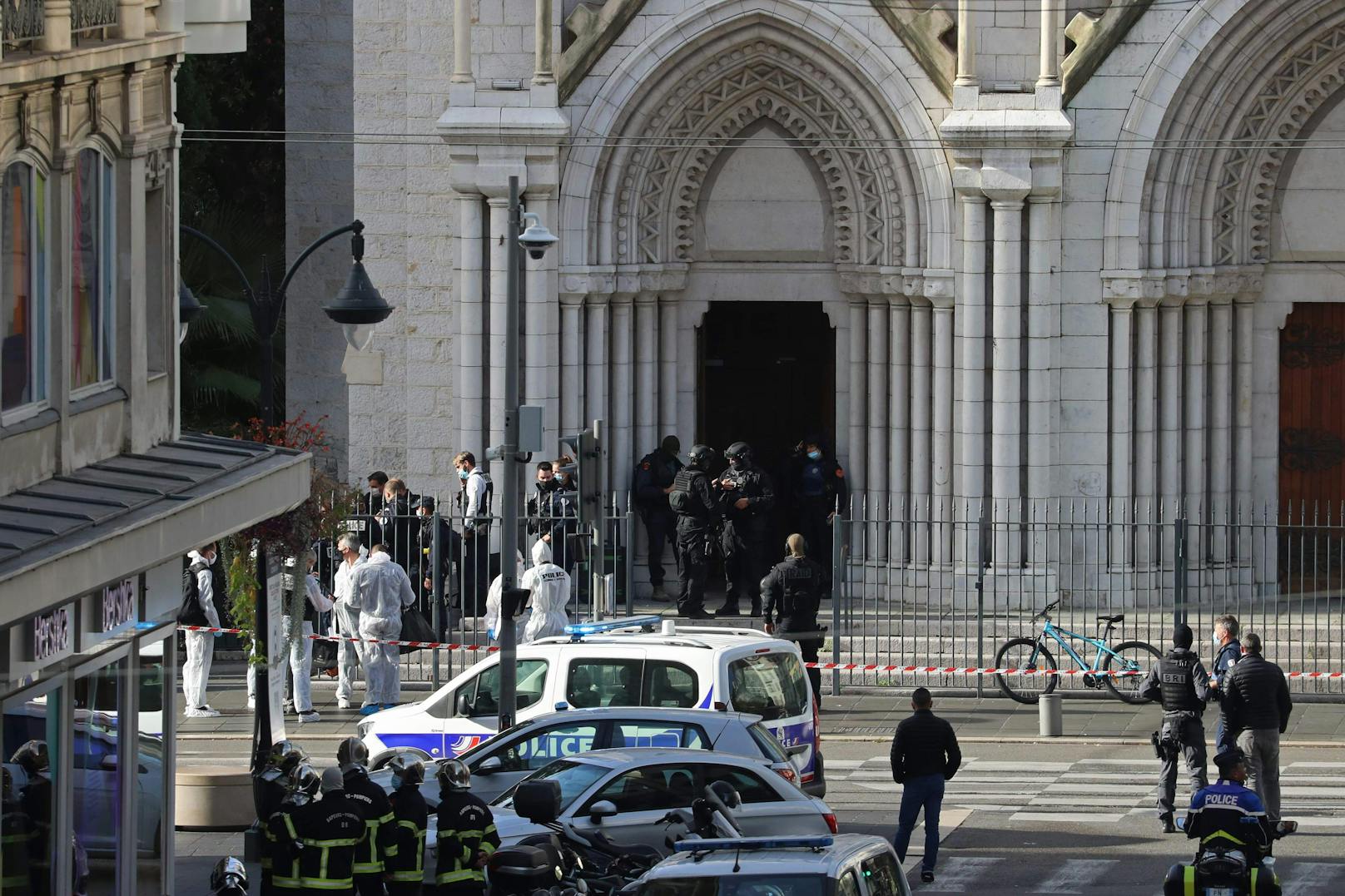Der Vorfall habe sich um zirka 9 Uhr in der Nähe der Kirche Notre-Dame ereignet, berichtete der Nachrichtensender BFMTV am Donnerstag.