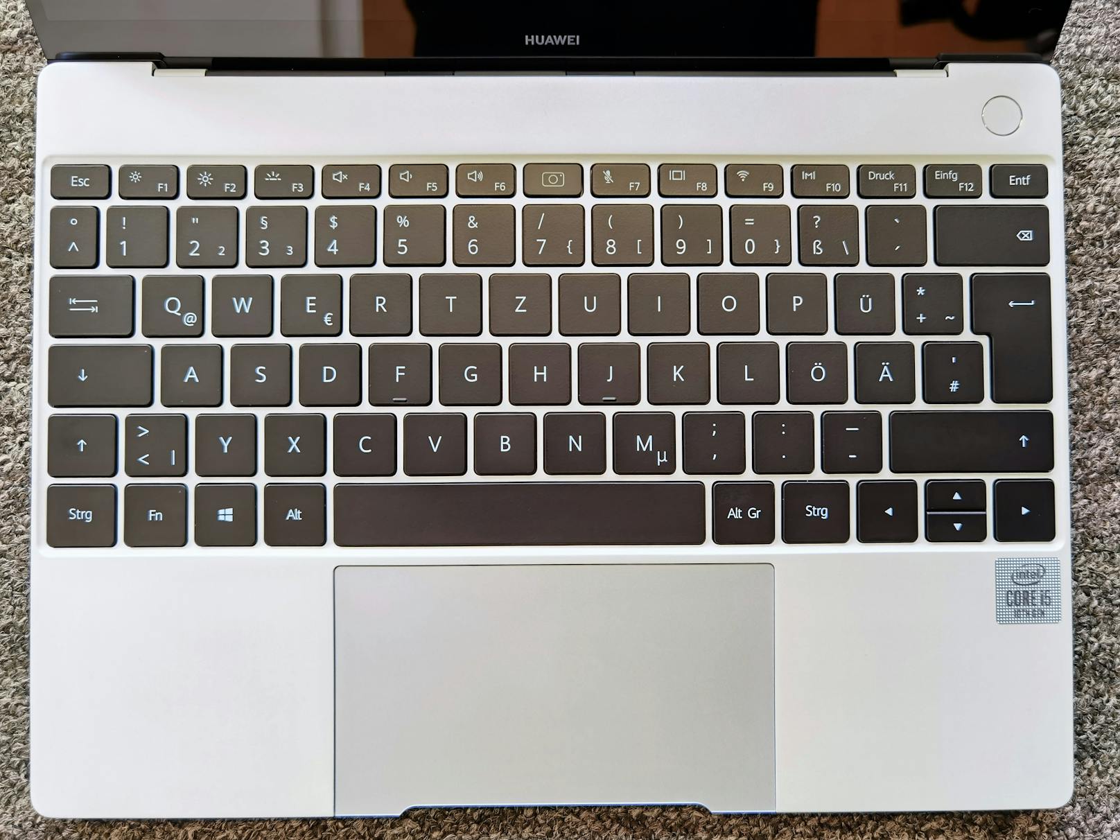 War die Tastatur beim MateBook X bisher trotz vorhandenem Platz etwas klein geraten, zieht sie sich nun über die ganze Gerätebreite. Entsprechend groß und komfortabel sind die Tasten ausgefallen.