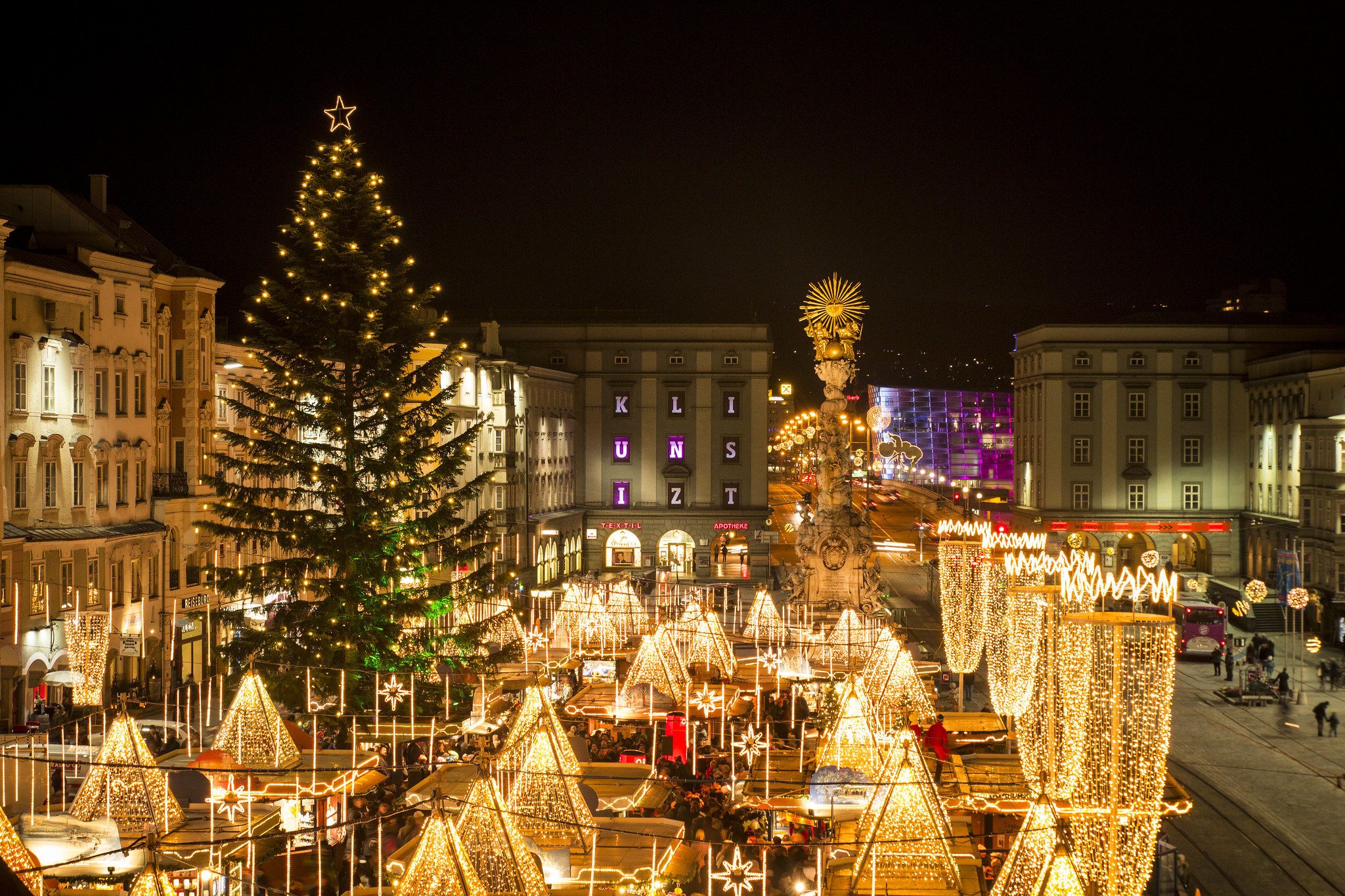 Der Christkindlmarkt am Hauptplatz soll trotz Corona auch heuer öffnen. Das sorgt für Kritik.