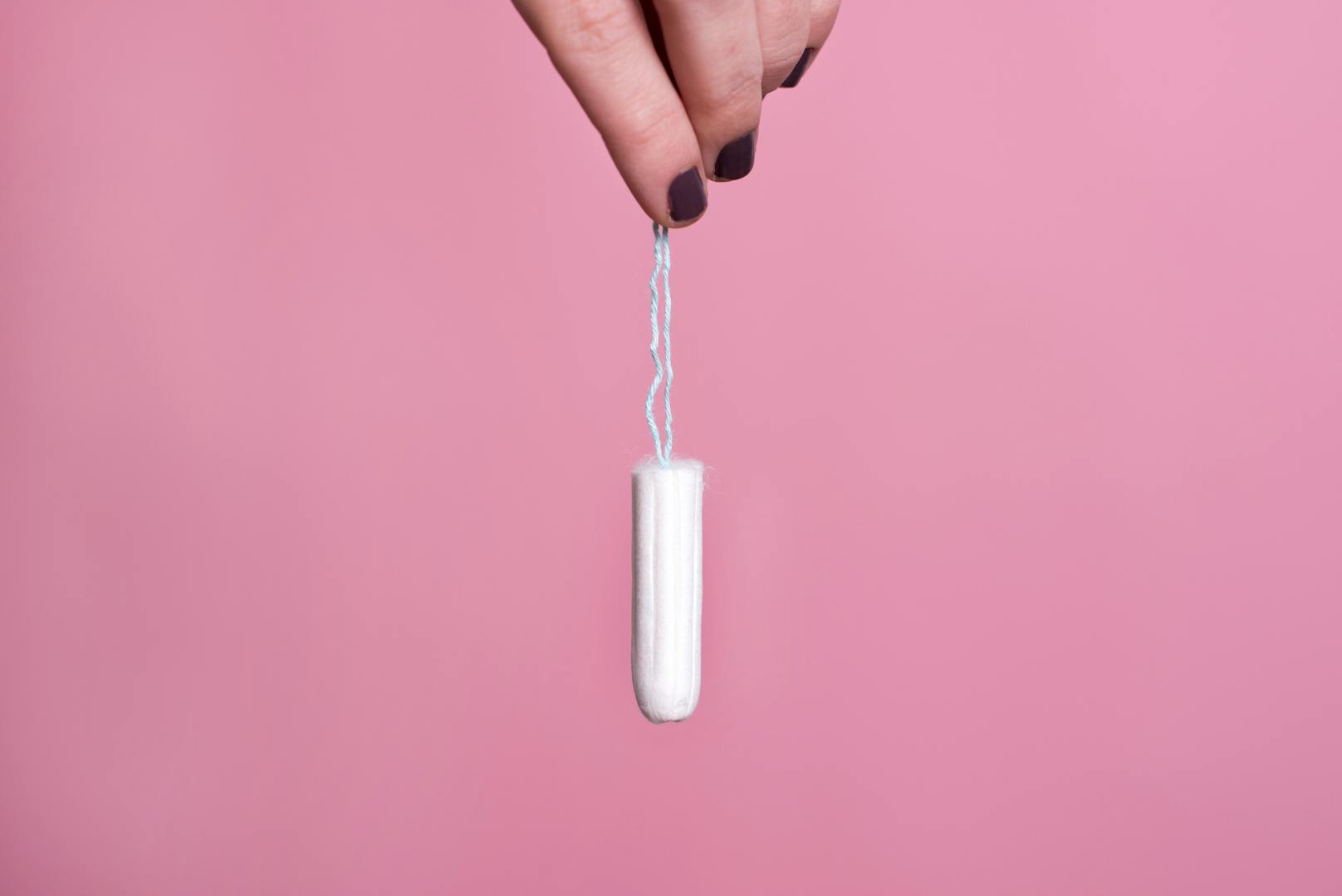 Viele Frauen vergessen schon einmal ein Tampon zu entfernen oder sind sich nicht sicher, ob sie es herausgenommen haben. <br>
