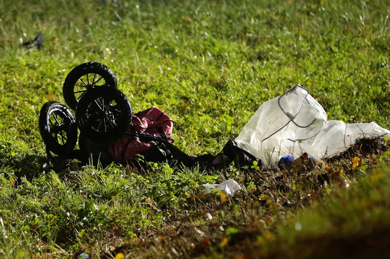 Der Autofahrer sei aus bislang ungeklärter Ursache nach rechts von der Fahrbahn abgekommen, so die Polizei in einer ersten Stellungnahme.&nbsp;