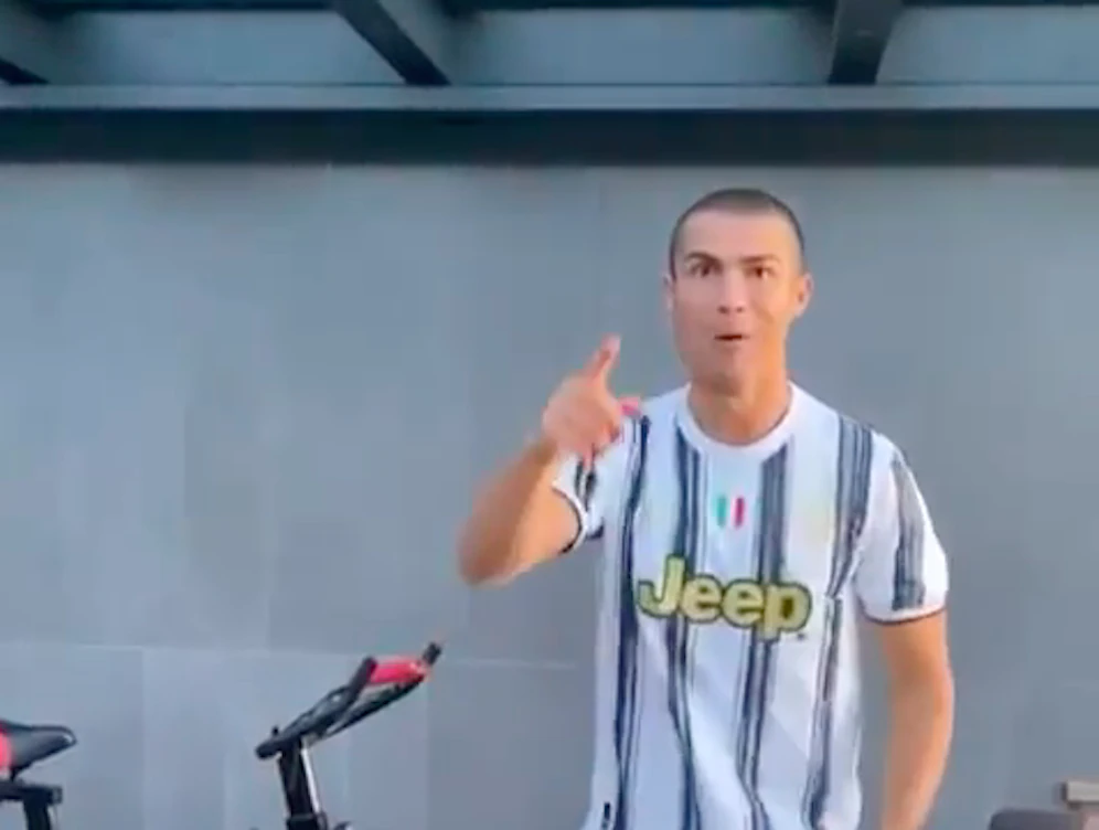 Cristiano Ronaldo feuert Juve von seiner Terrasse aus an.