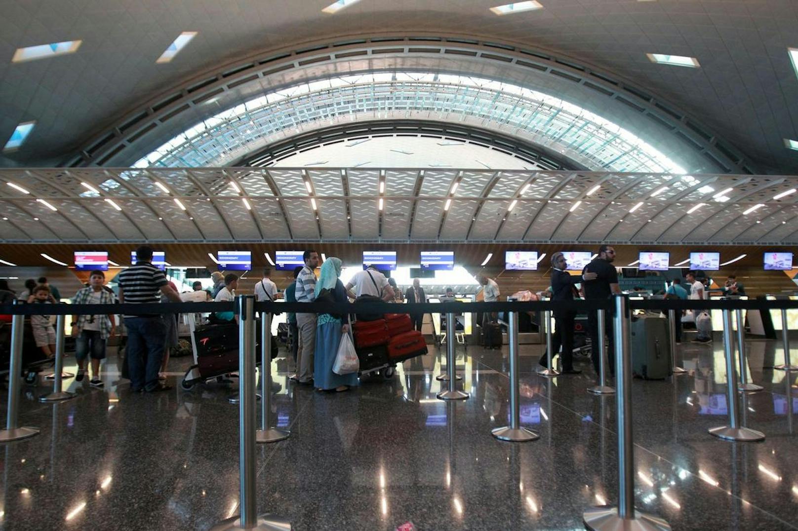 Passagiere stehen am Hamad International Airport in Doha an. Hier war ein …