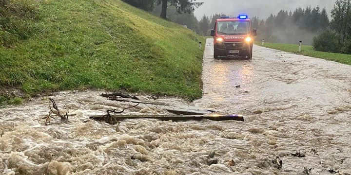 In Kärten kam es am Samstag zu einem Murenabgang und Hochwassereinsätzen der Feuerwehr. 
