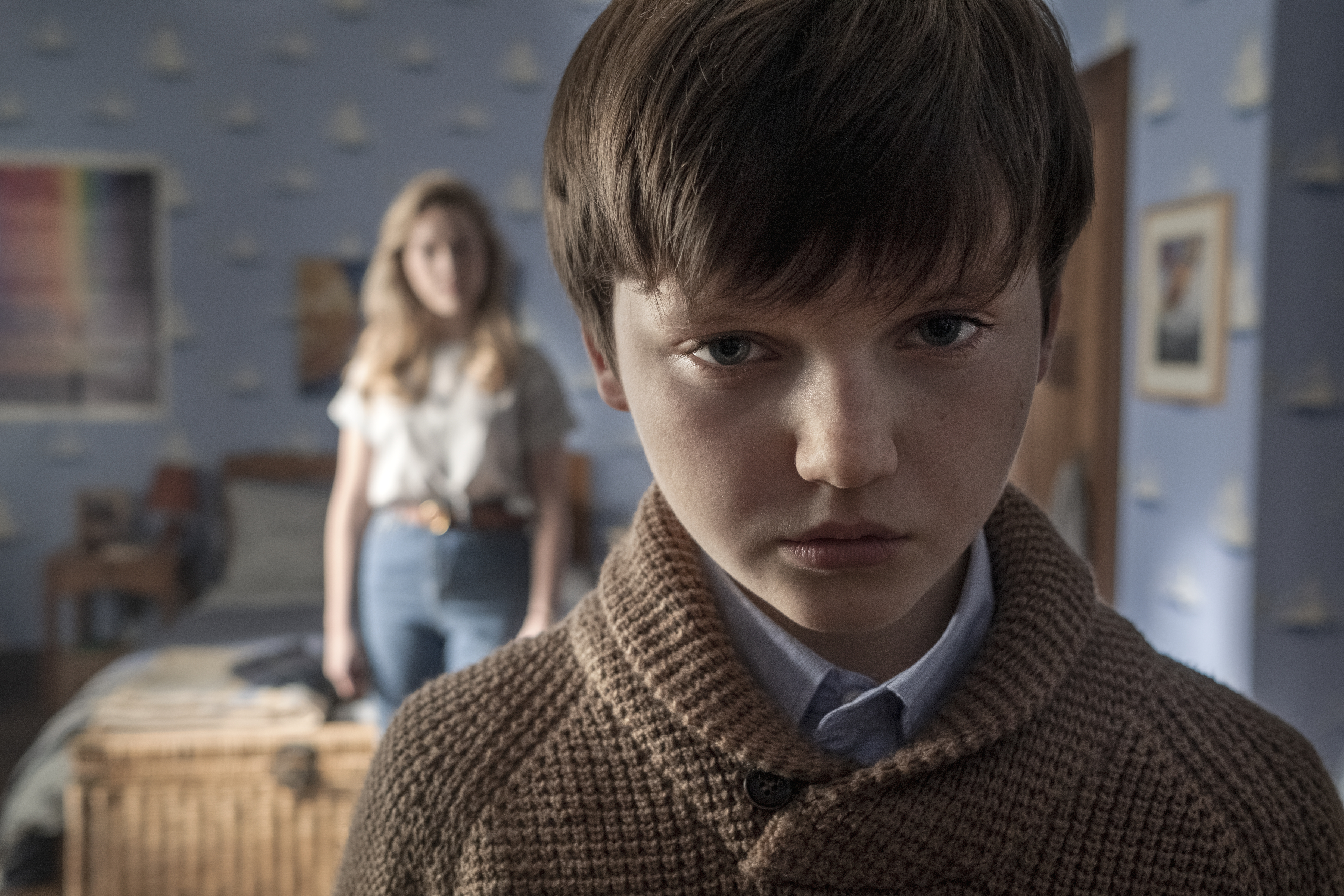 Miles (Benjamin Evan Ainsworth) weiß mehr über das verfluchte Anwesen Bly Manor als er seinem Kindermädchen Dani (Victoria Pedretti) erzählen will.