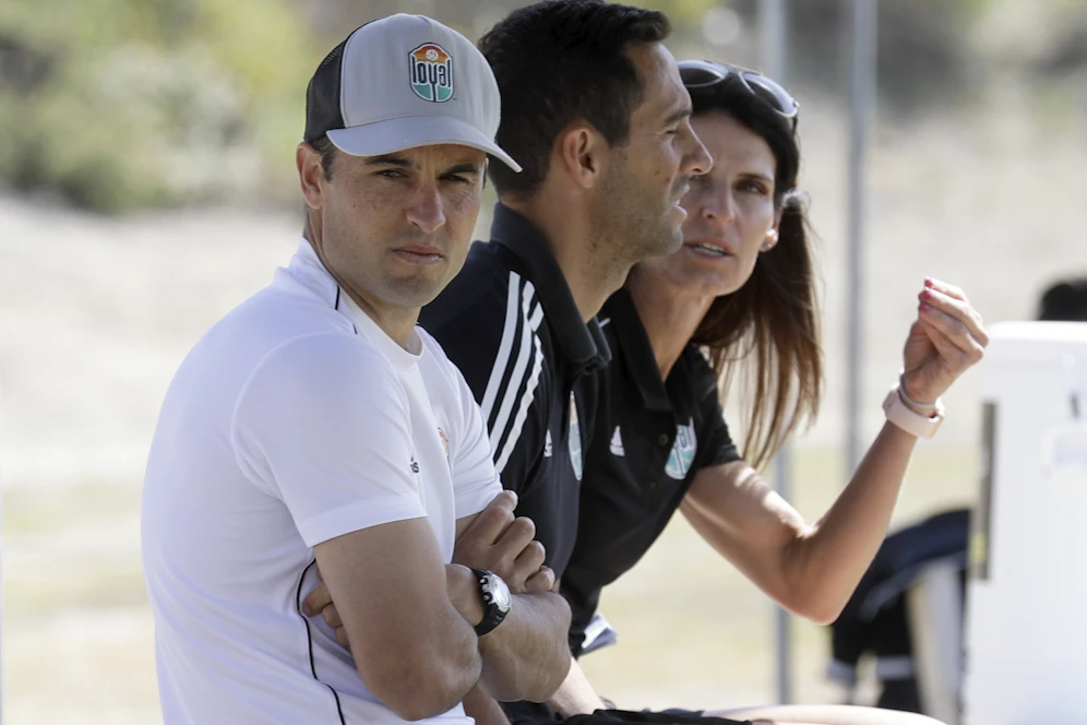 Coach und Eigentümer Landon Donovan mit seinen Assistenten Nate Miller und Carrie Taylor im Hintergrund