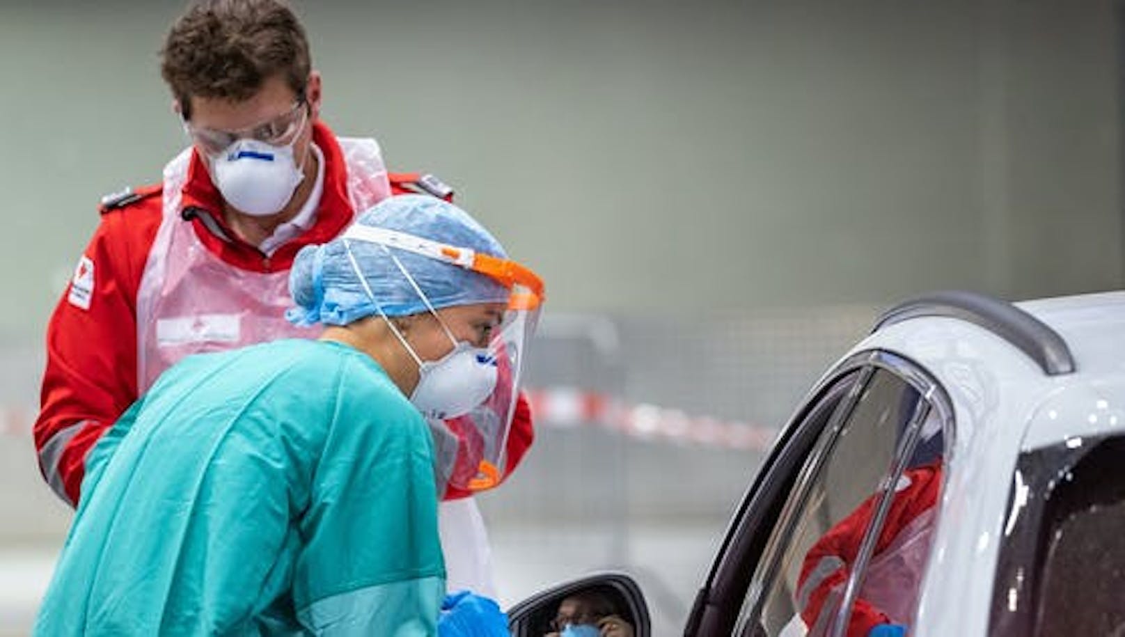 Die Zahl der Infizierten steigt in Oberösterreich weiter deutlich an.
