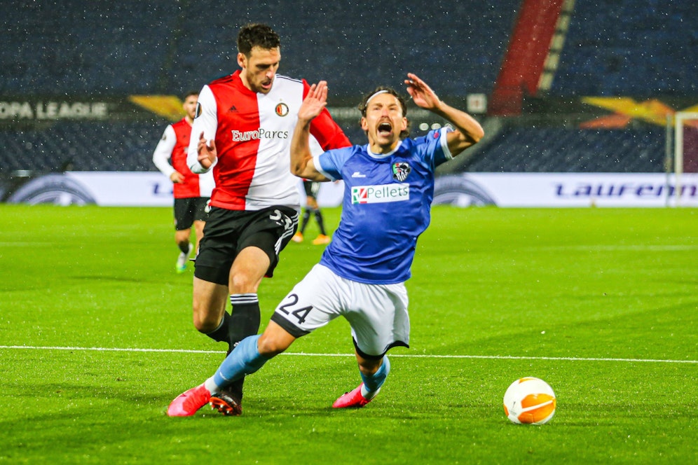 Christopher Wernitznig geht zu Boden, bekommt den Elfmeterpfiff. Die gegnerischen Fans schäumen.