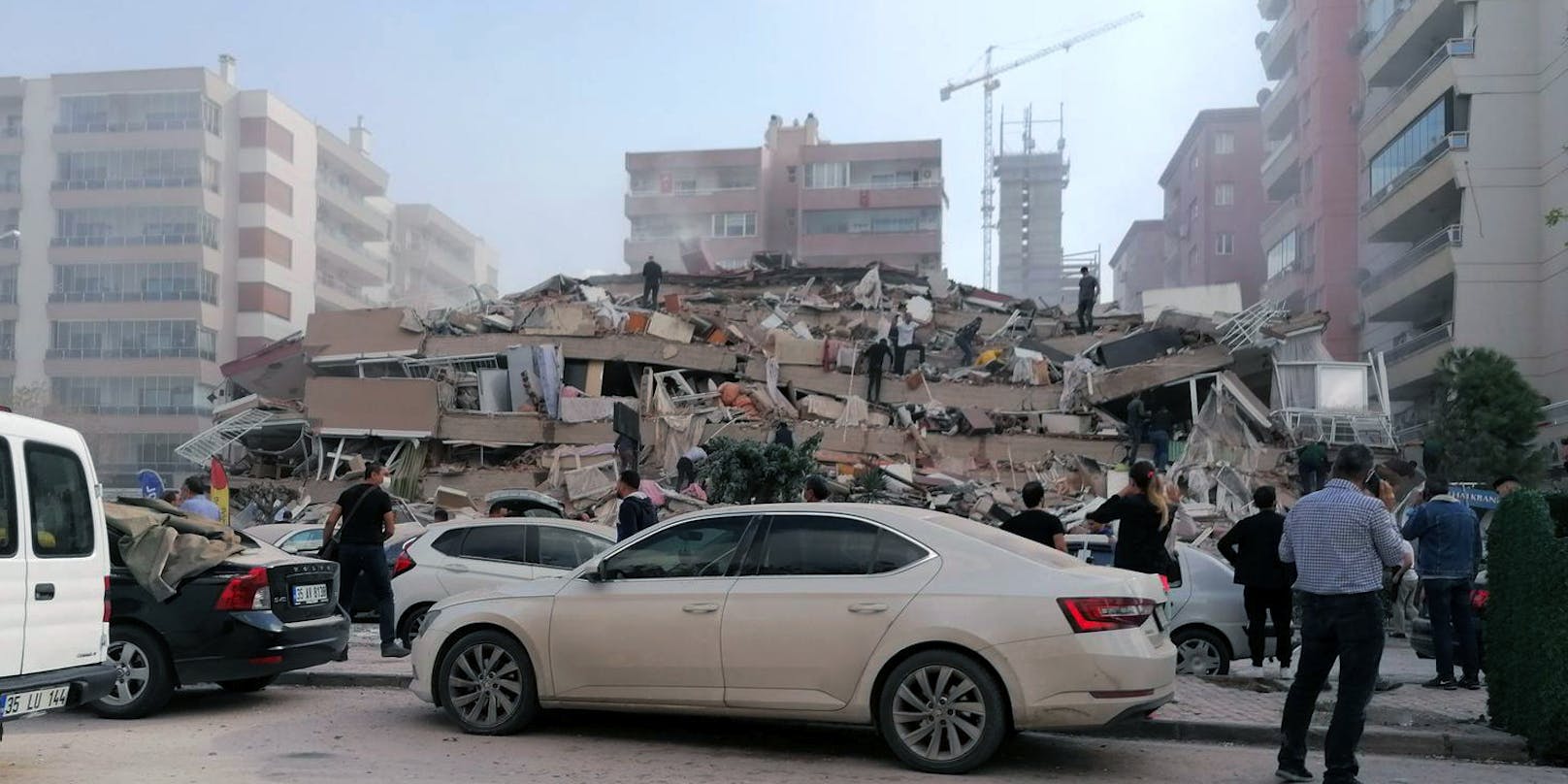 Ein eingestürztes Gebäude in Izmir, Türkei
