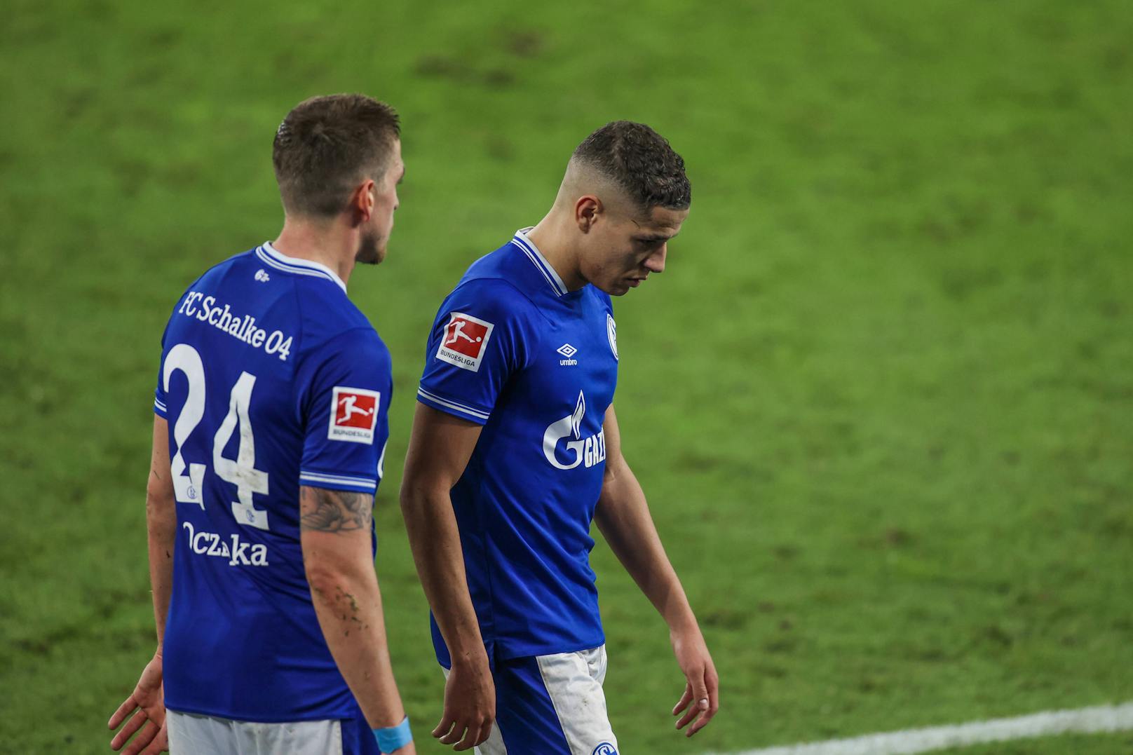 Amine Harit und Bastian Oczipka nach dem Remis gegen Stuttgart enttäuscht. 