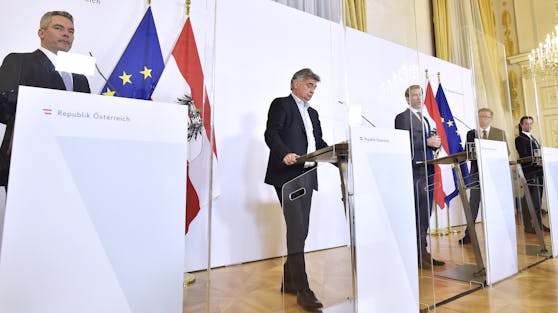 Innenminister Karl Nehammer, Vizekanzler Werner Kogler, Bundeskanzler Sebastian Kurz, Gesundheitsminister Rudolf Anschober und Finanzminister Gernot Blümel während einer Pressekonferenz zum Thema "Neue Maßnahmen (Lockdown)" am Samstag, 31. Oktober 2020