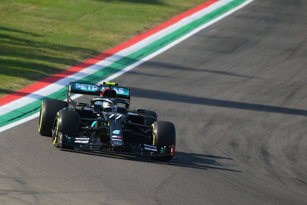 Valtteri Bottas sichert die Pole in Imola. 
