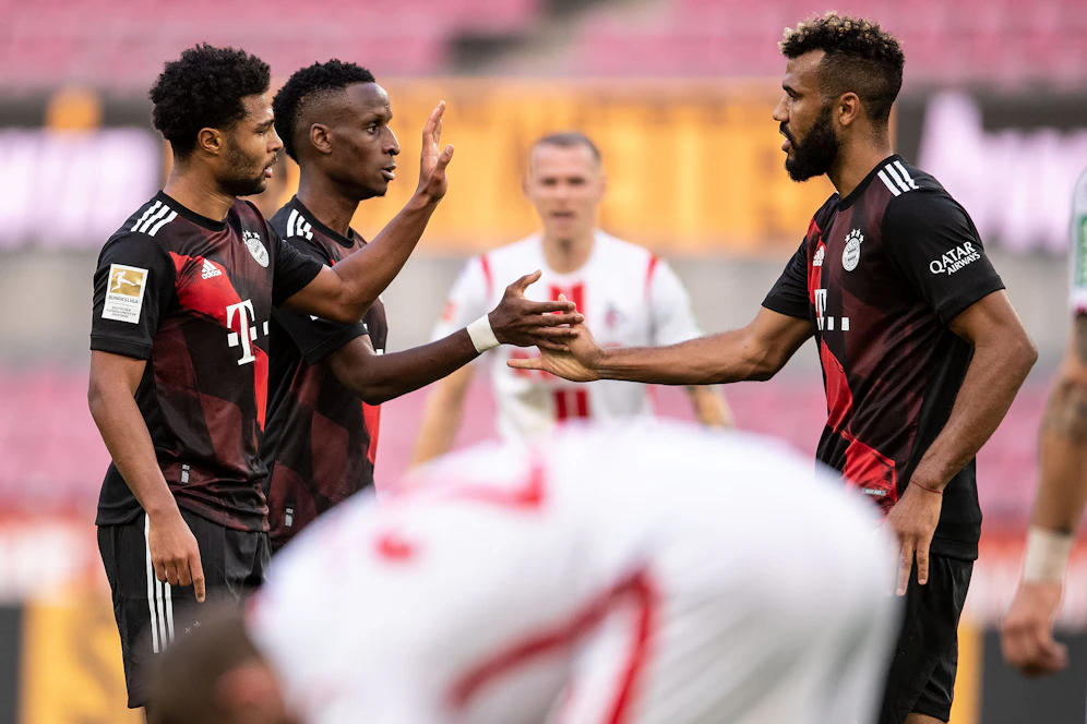 Die Bayern jubeln über den Auswärtssieg in Köln.