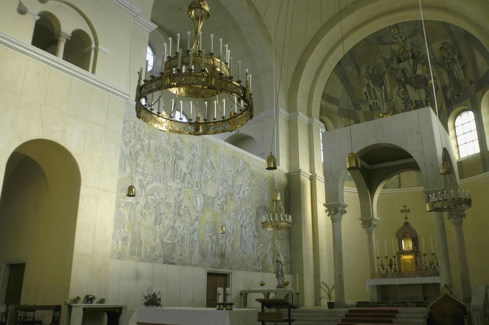 Rund 50 Personen drangen in die Antonskirche in Wien-Favoriten ein und randalierten.