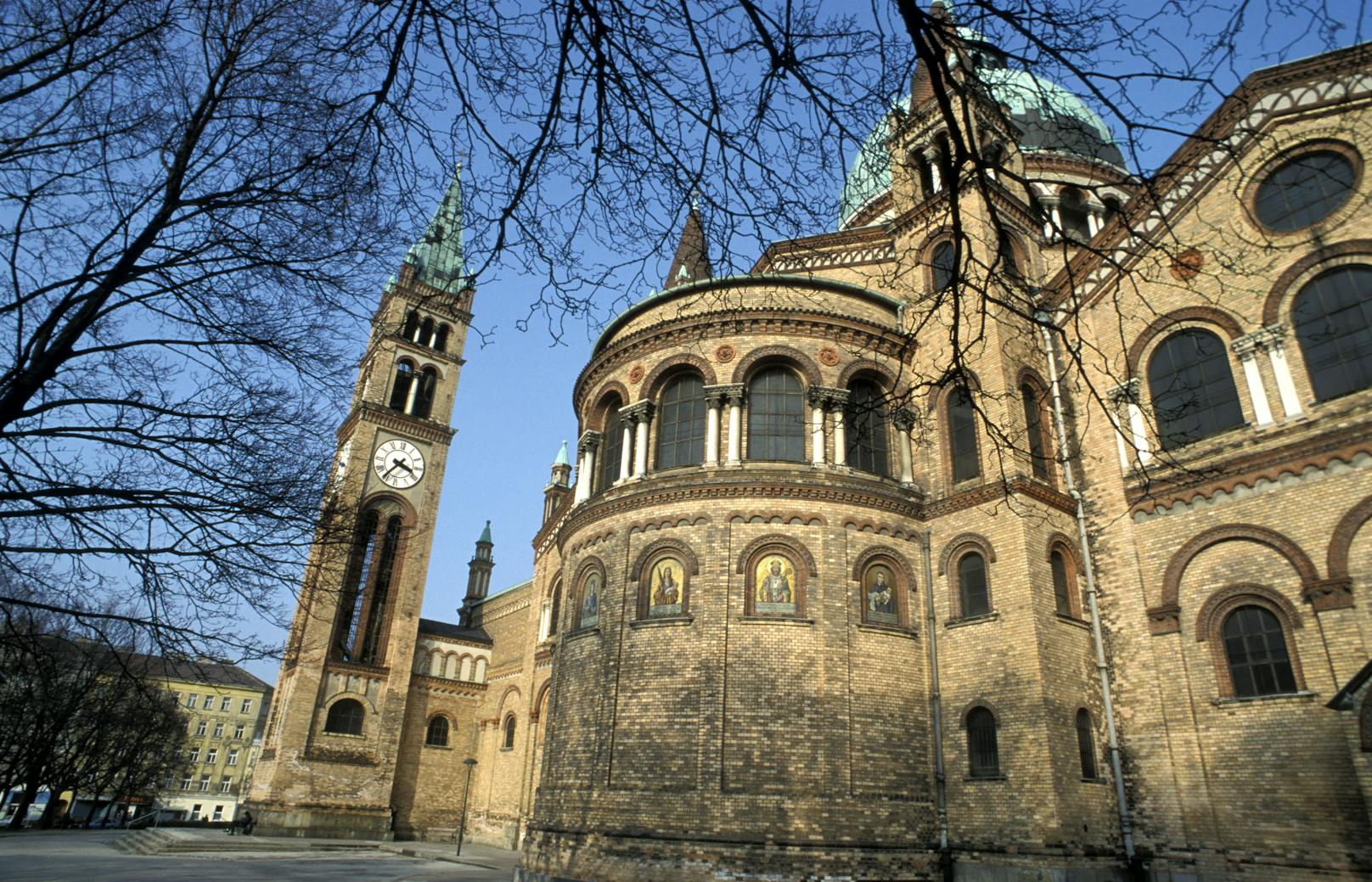 Rund 50 Personen drangen in die Antonskirche in Wien-Favoriten ein und randalierten.