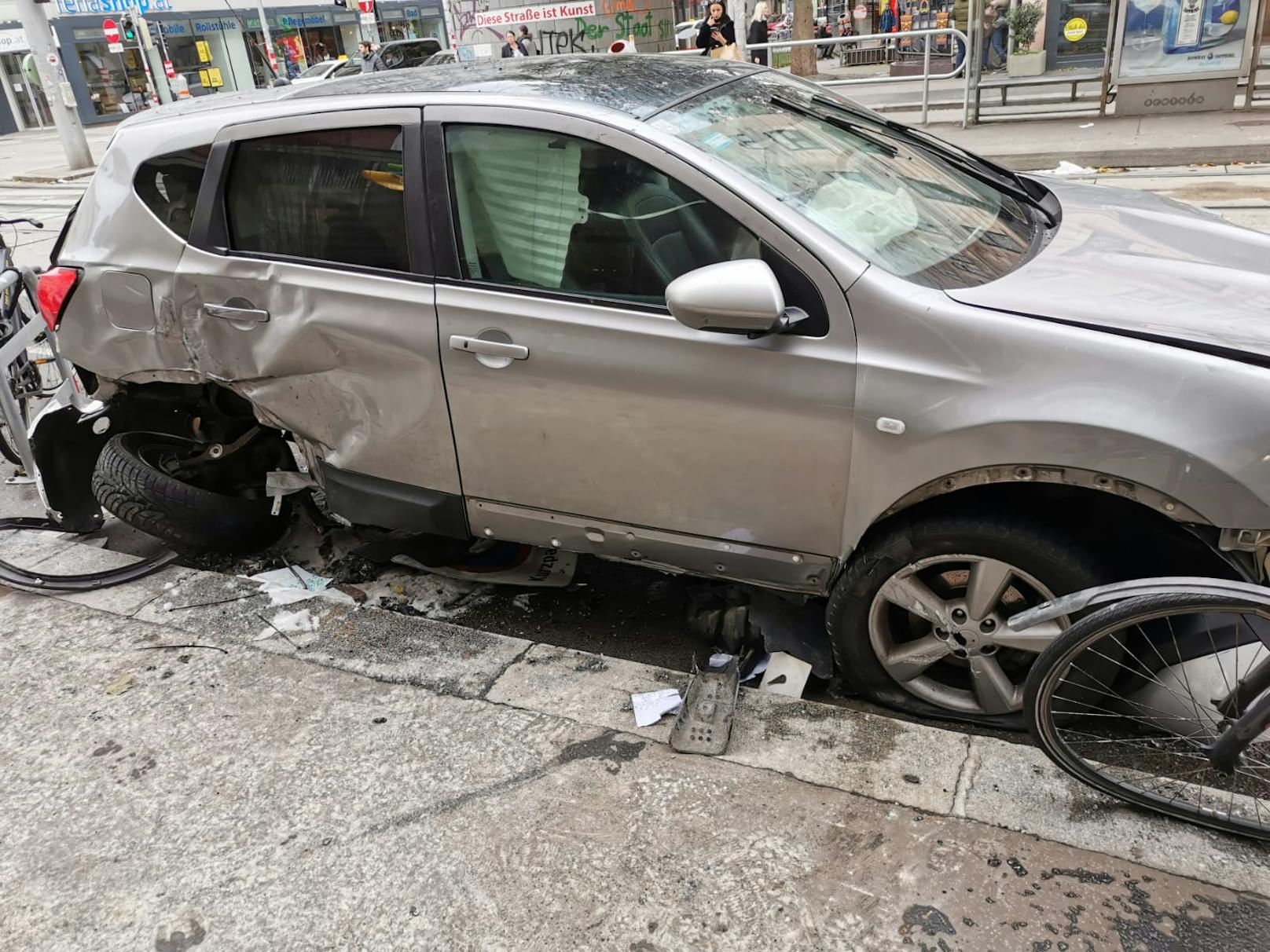 Zwei PKW kollidierten, ein Mercedes-SUV brannte lichterloh