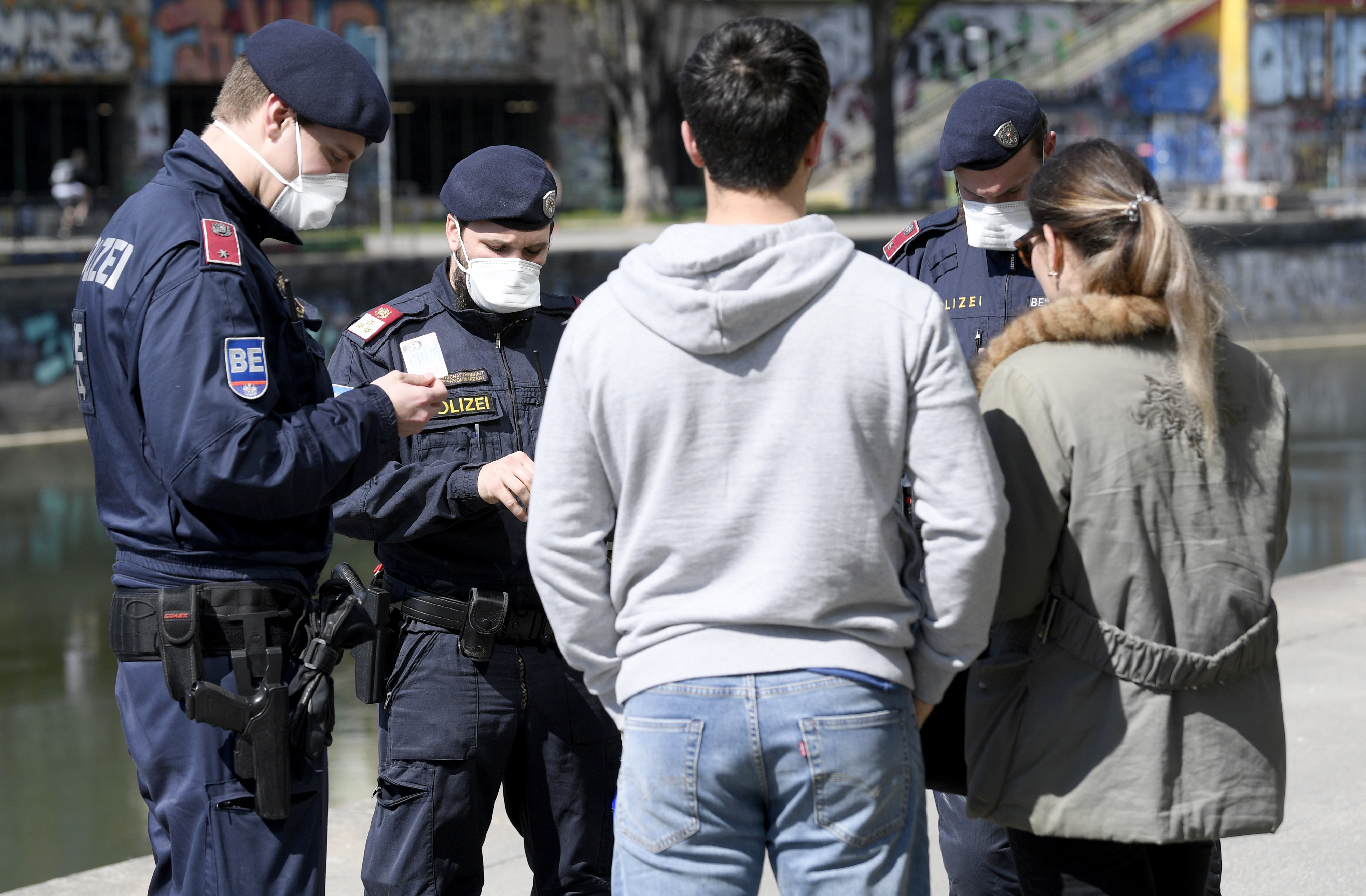 Polizeibeamte führen Aufklärungsgespräche und Personenkontrollen am Donaukanal in Wien durch, 10. April 2020