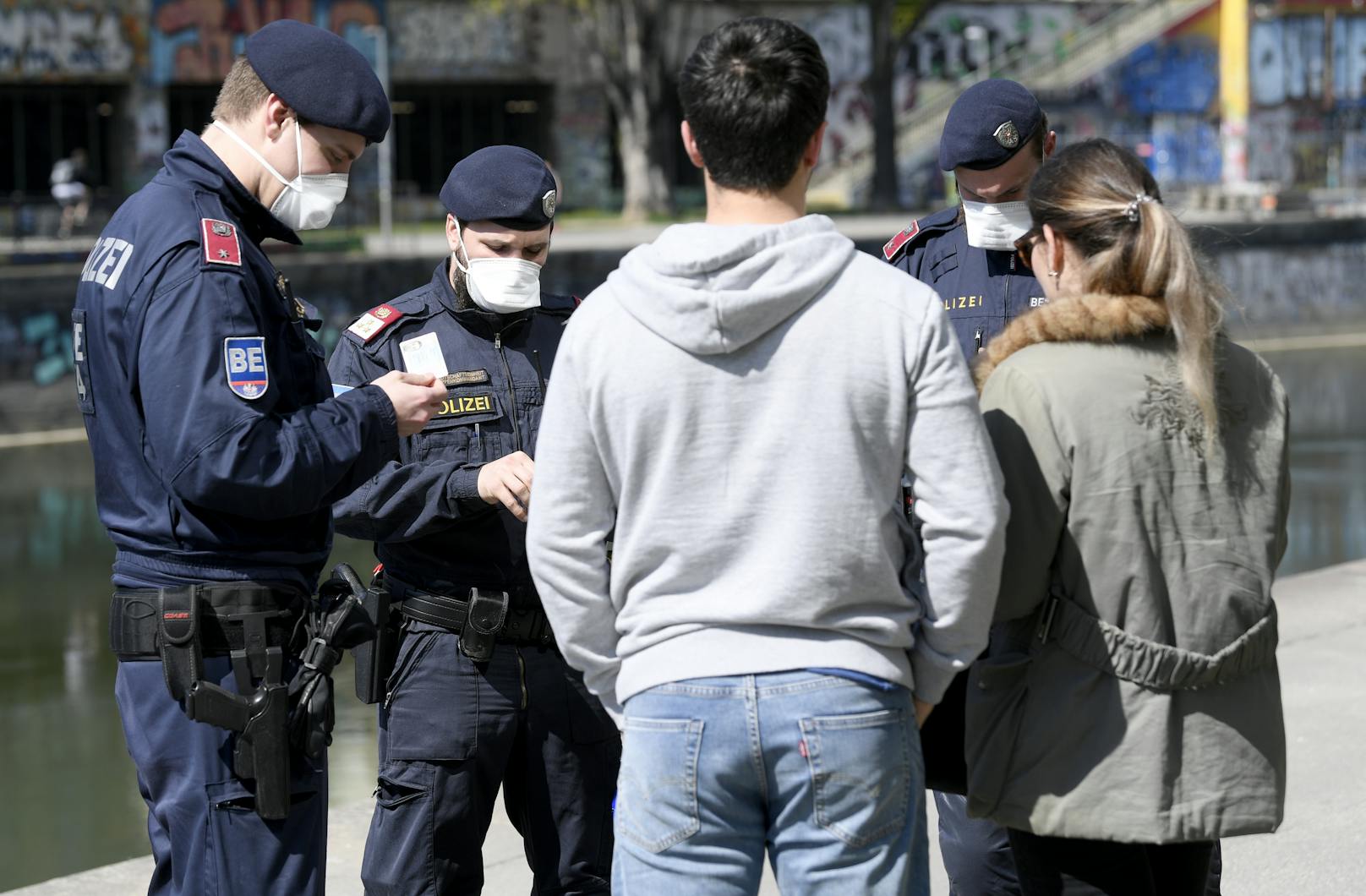 Polizisten bei einer Überprüfung im April in Wien. Wer den Lockdown für Ungeimpfte in OÖ kontrollieren soll, wird derzeit rechtlich geprüft.