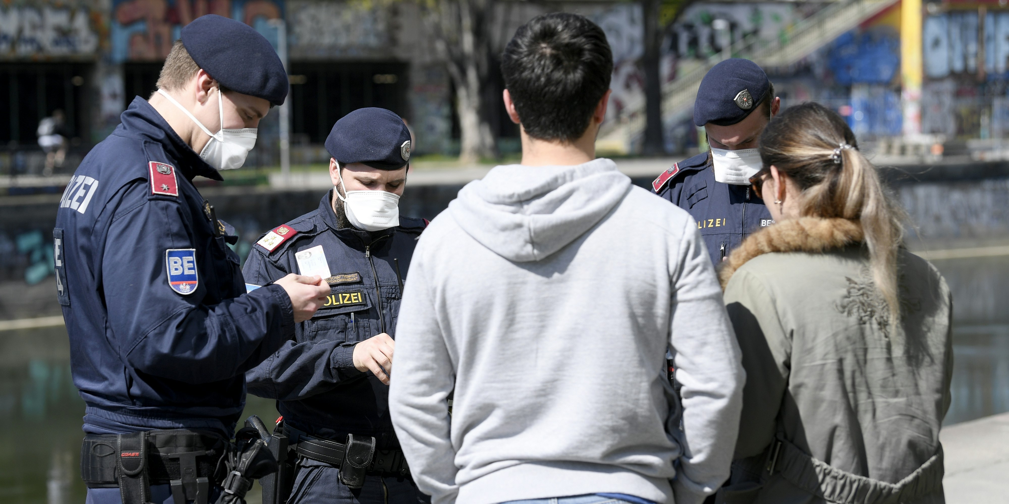 Polizeibeamte führen Aufklärungsgespräche und Personenkontrollen am Donaukanal in Wien durch, 10. April 2020