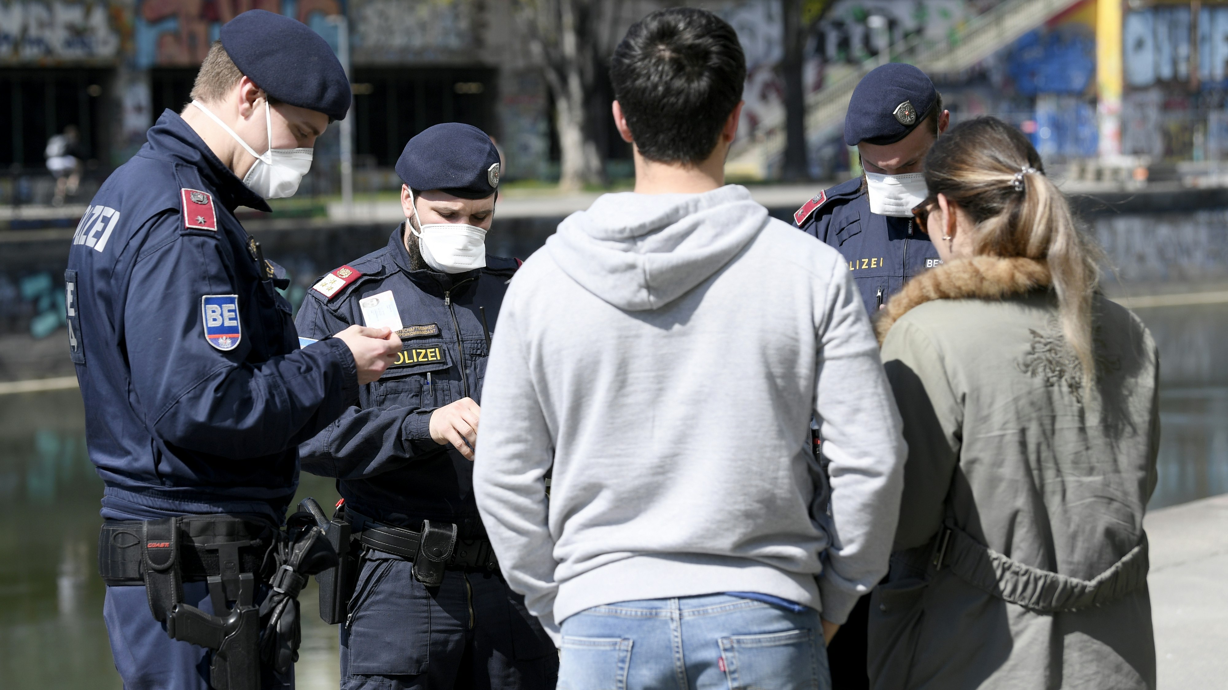 Polizeibeamte führen Aufklärungsgespräche und Personenkontrollen am Donaukanal in Wien durch, 10. April 2020