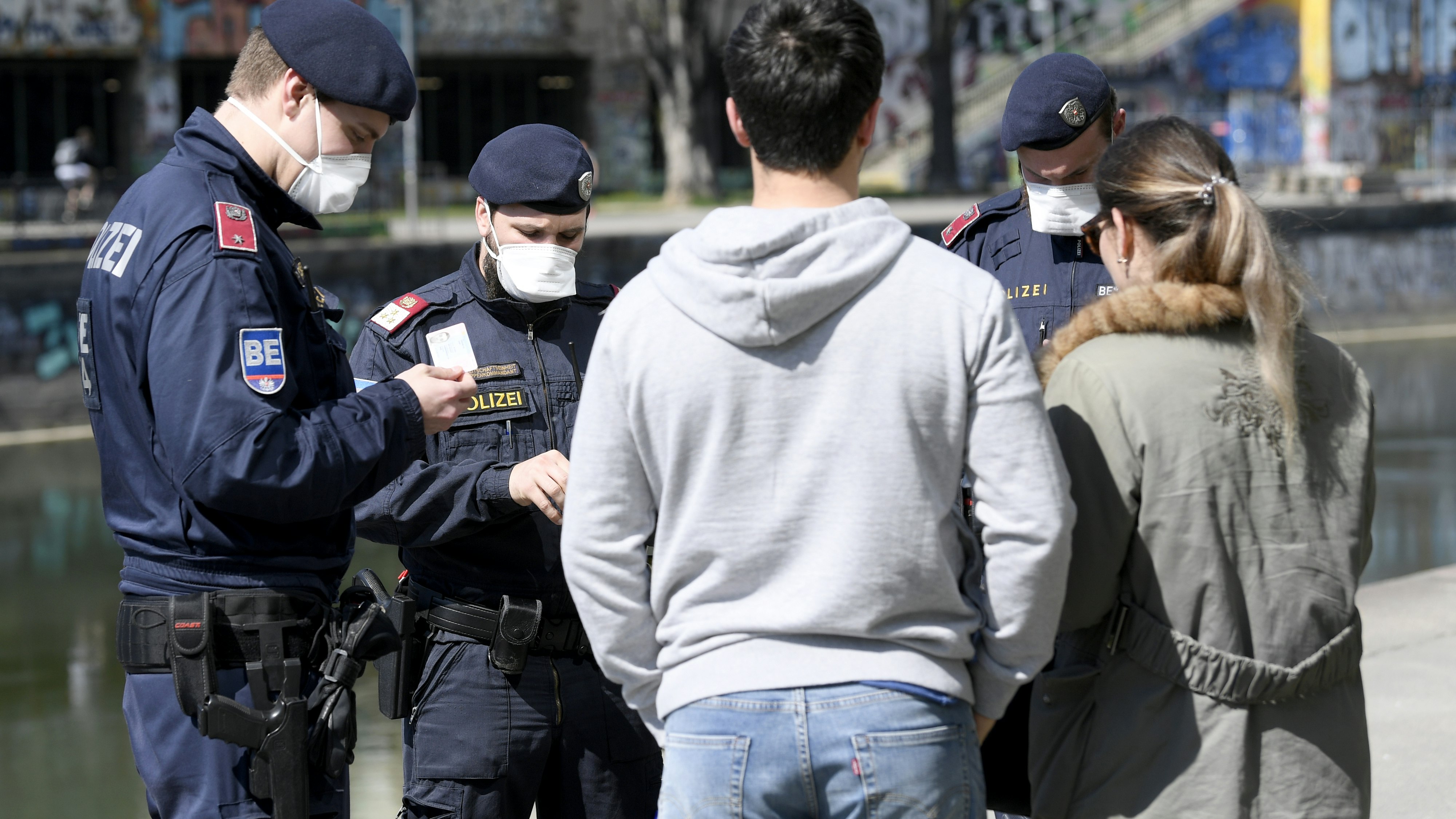 Polizeibeamte führen Aufklärungsgespräche und Personenkontrollen am Donaukanal in Wien durch, 10. April 2020