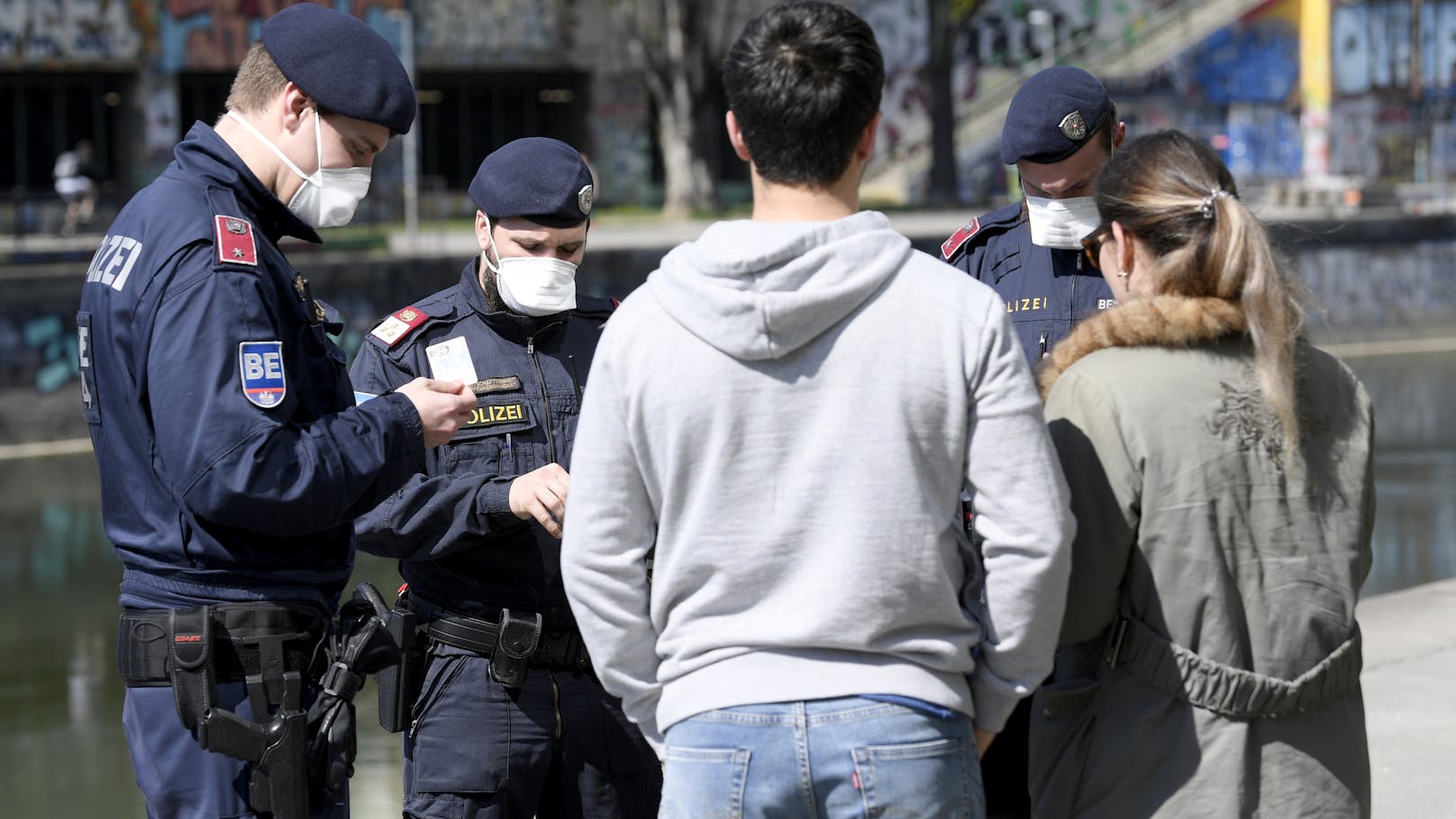 Polizeibeamte führen Aufklärungsgespräche und Personenkontrollen am Donaukanal in Wien durch, 10. April 2020