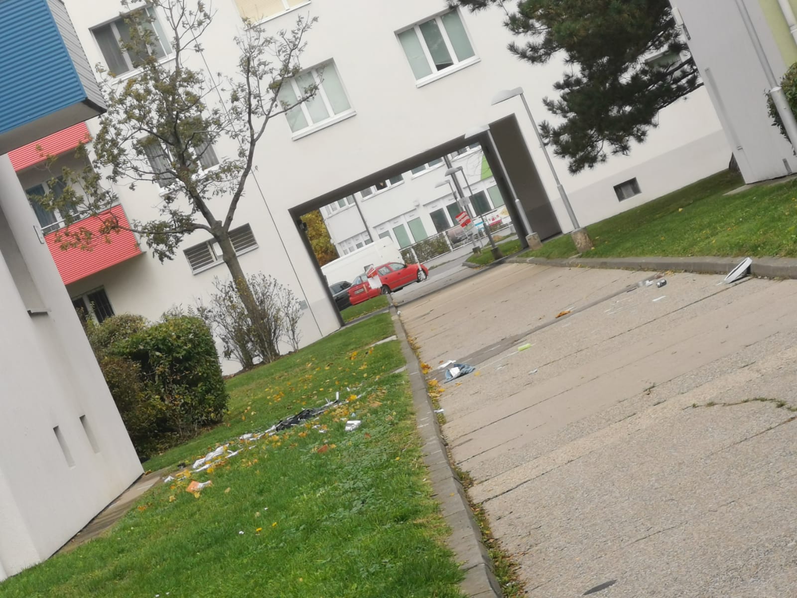 Familienstreit im Gemeindebau! In Donaustadt flog die Einrichtung bei einer Auseinandersetzung aus dem Fenster.