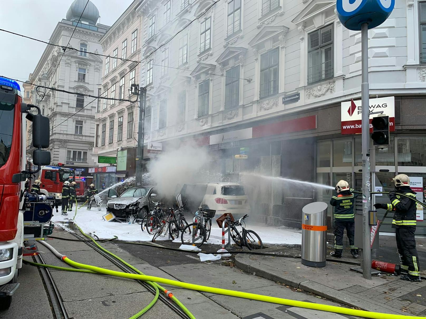 Ein Mercedes brannte nach einer Kollision lichterloh.