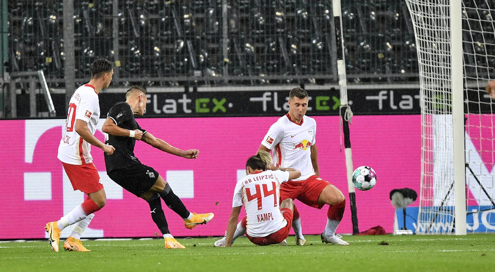Hannes Wolf schiebt trocken ins rechte Eck ein.