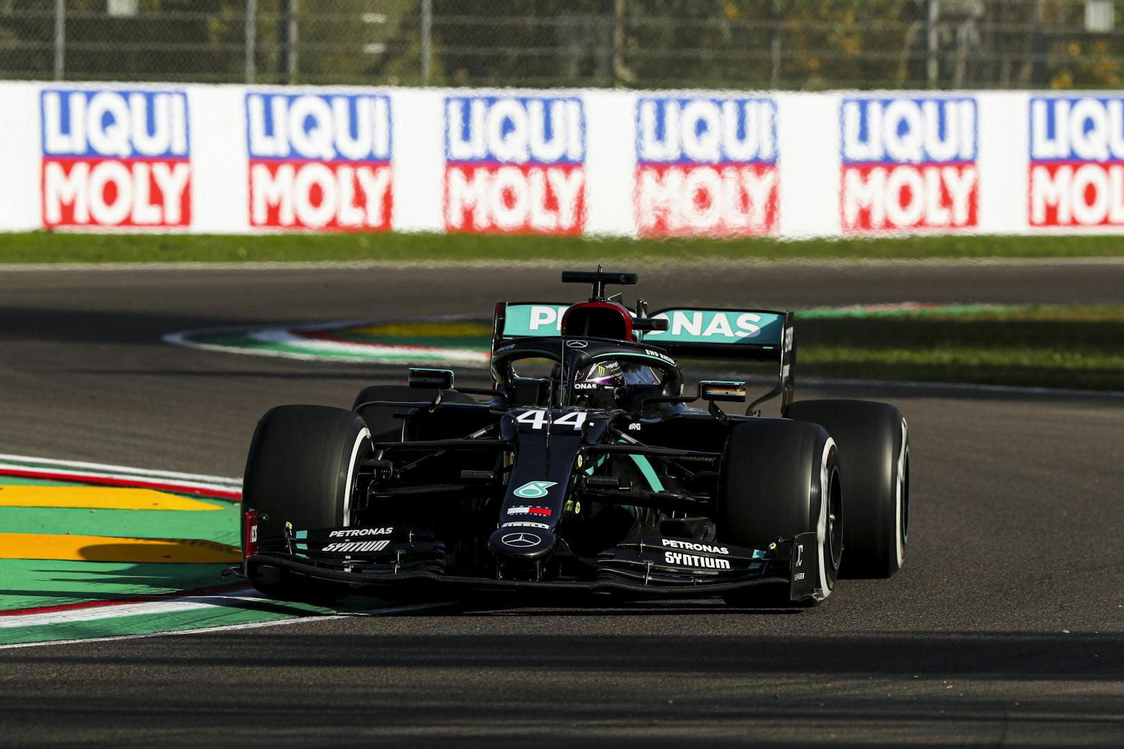Lewis Hamilton ist auch in Imola der Schnellste. 