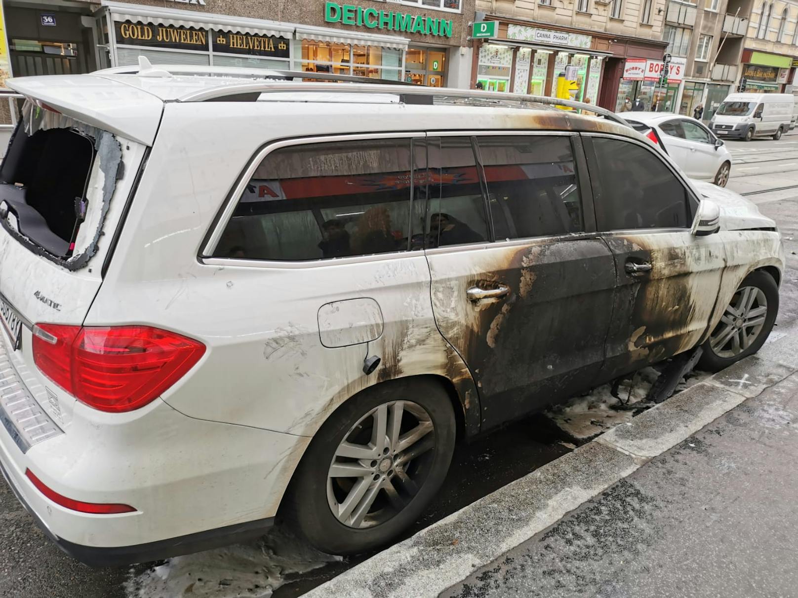 Zwei PKW kollidierten, ein Mercedes-SUV brannte lichterloh