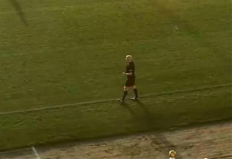 Der Linienrichter stand bei der Live-Übertragung im Fokus.