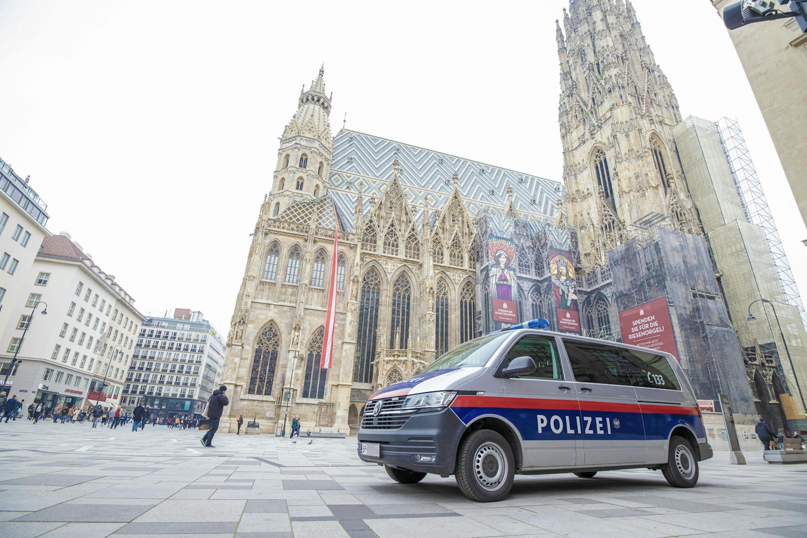 Polizei vor dem Wiener Stephansdom