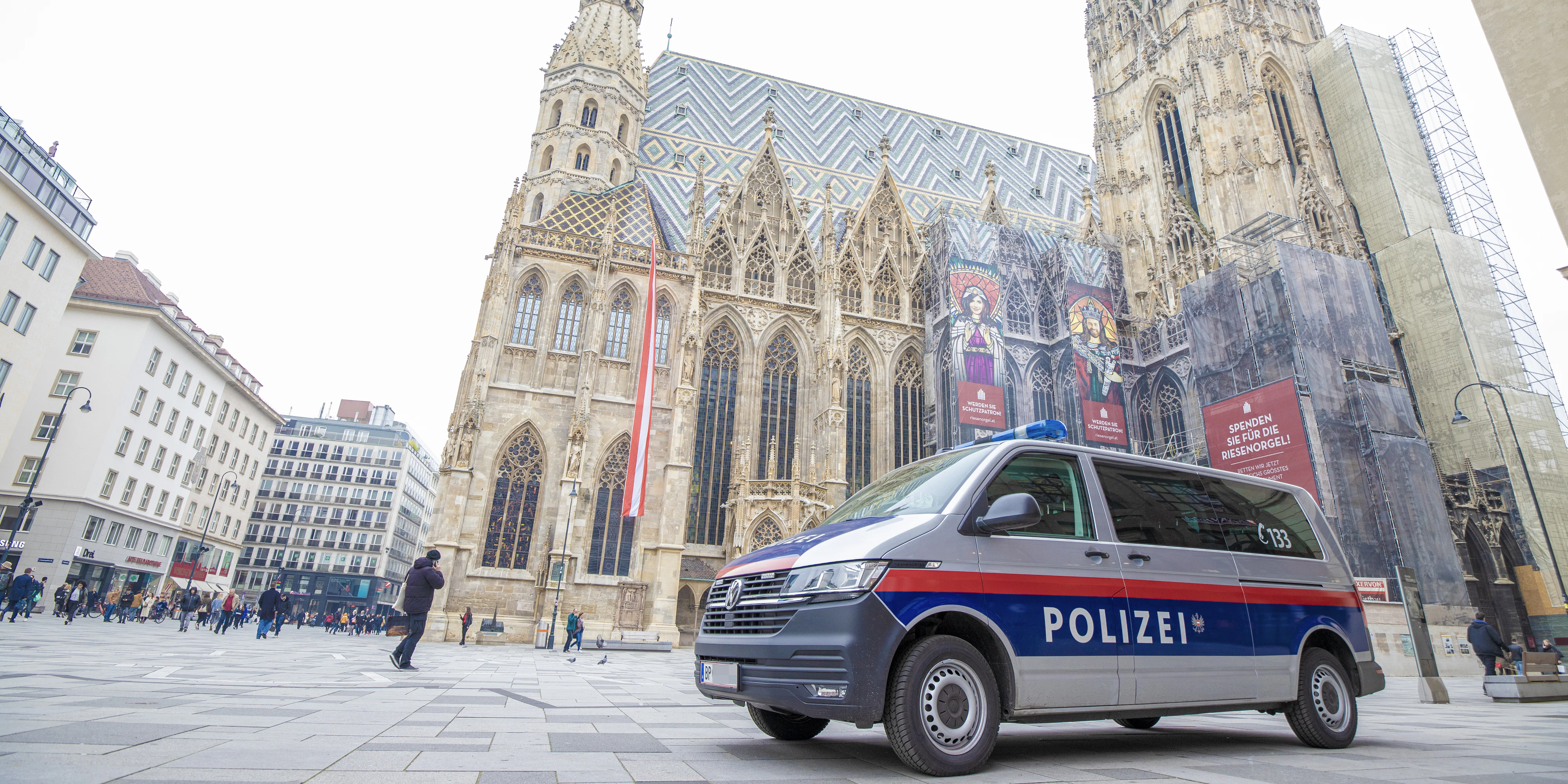 Polizei vor dem Wiener Stephansdom