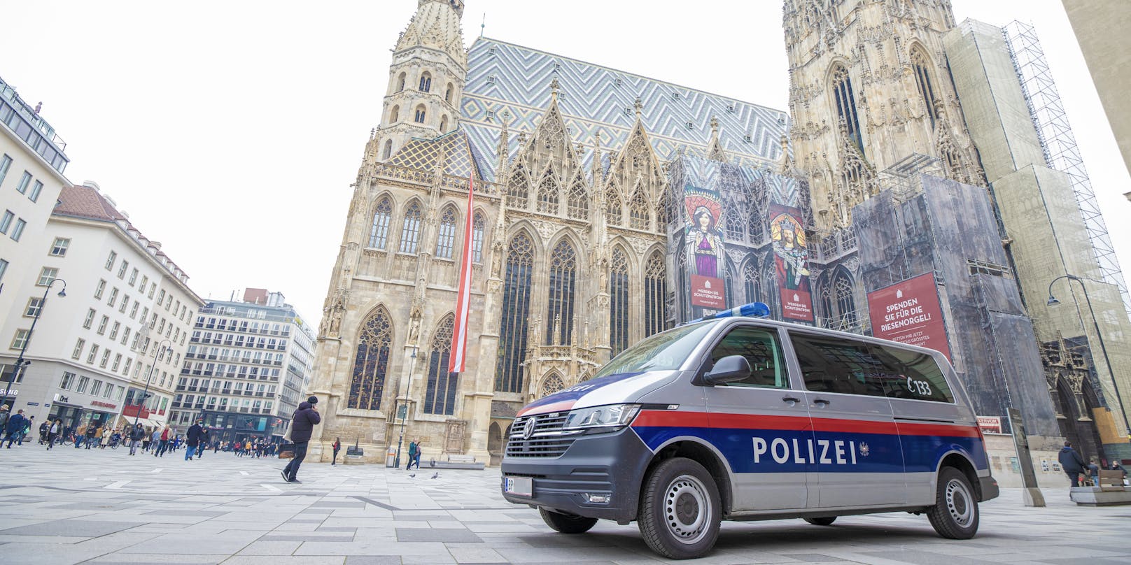 Polizei vor dem Wiener Stephansdom