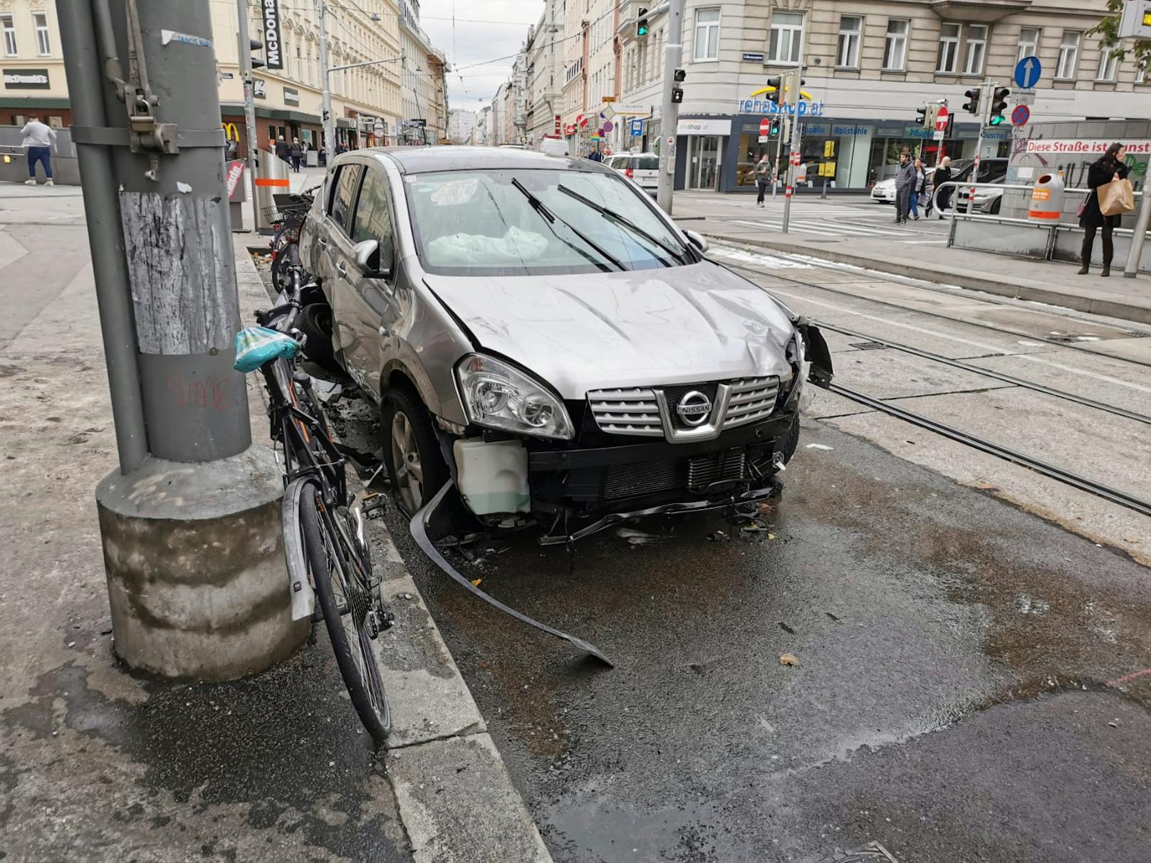 Zwei PKW kollidierten, ein Mercedes-SUV brannte lichterloh