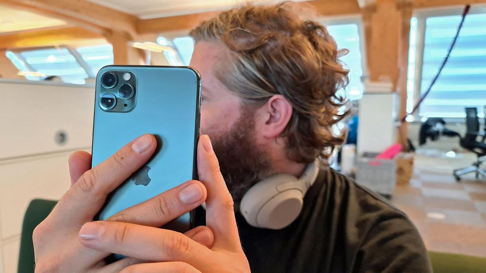 Sonys neuer Kopfhörer bietet 3D-Sound. Damit die Musik entsprechend abgestimmt werden kann, muss man erst ein Ohren-Selfie schießen.