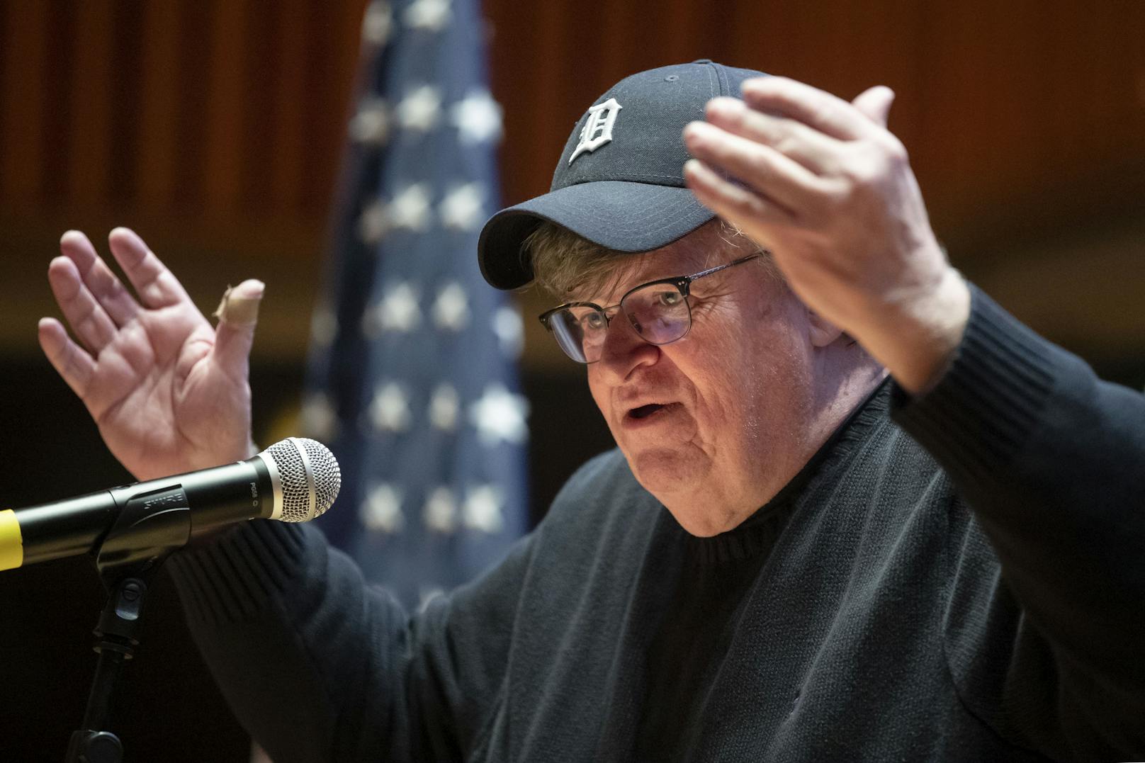Michael Moore glaubt, dass Trump Infektion erfunden hat