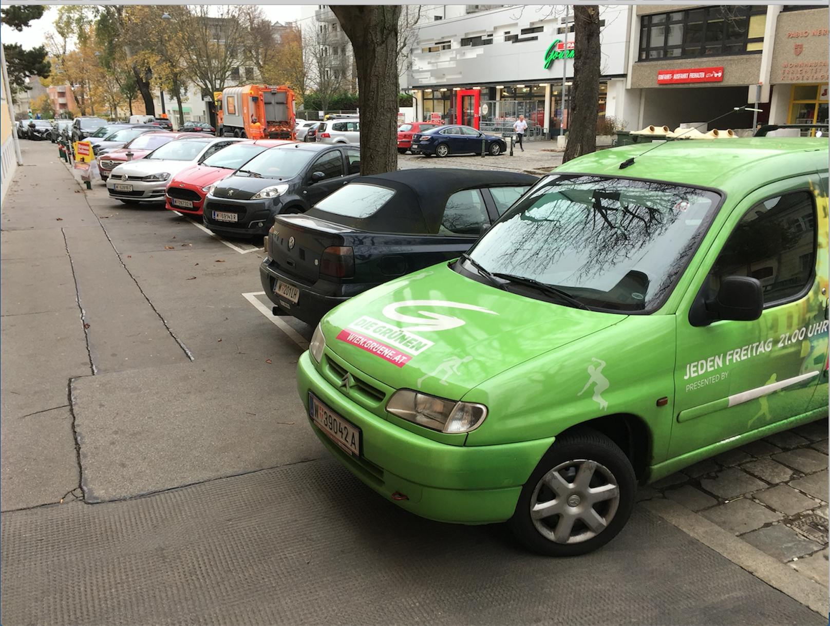 Wahlkampfauto der "Grünen" verparkt Gehsteig