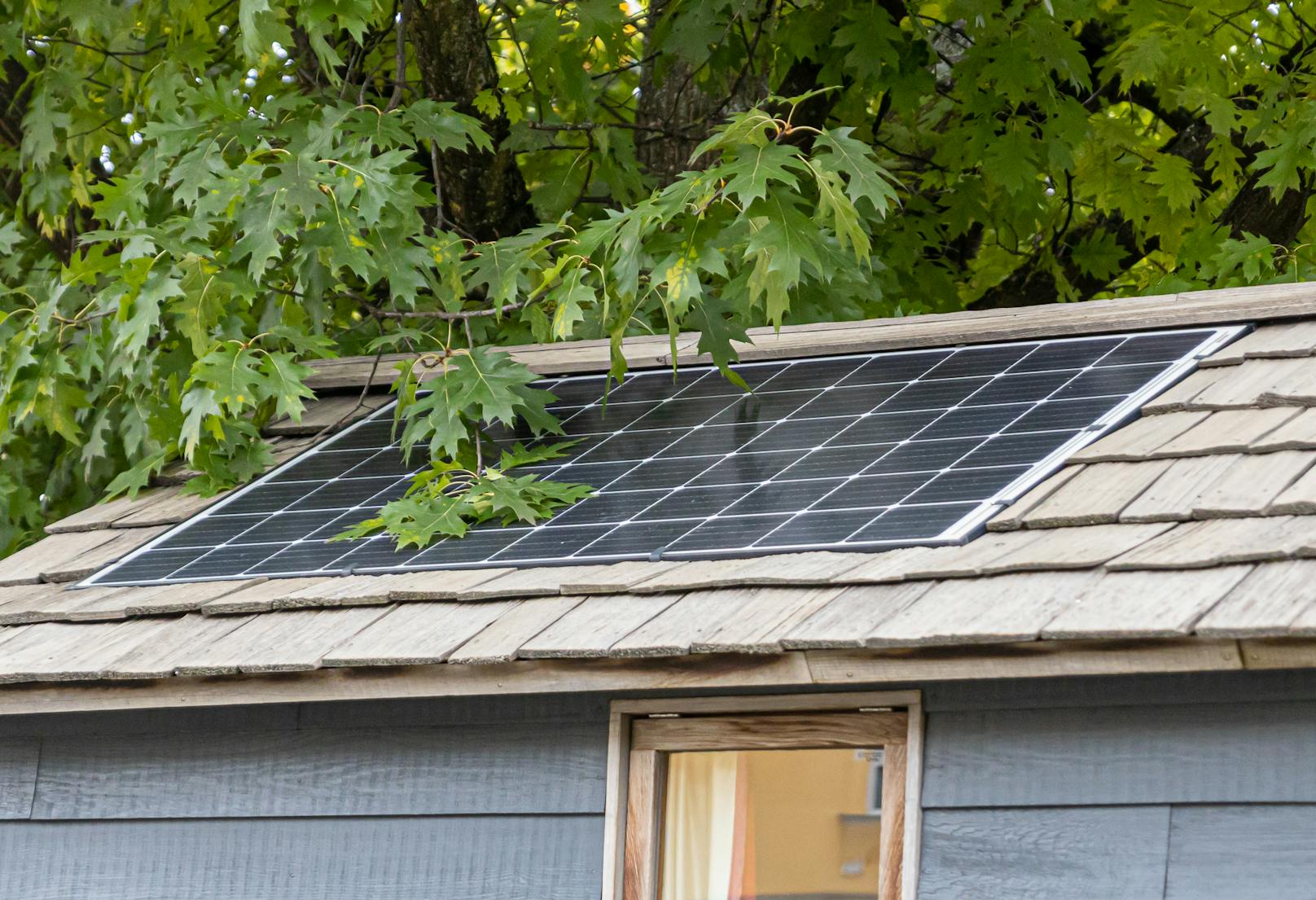 Auch eine Solar-Anlage befindet sich am Dach des Hauses.