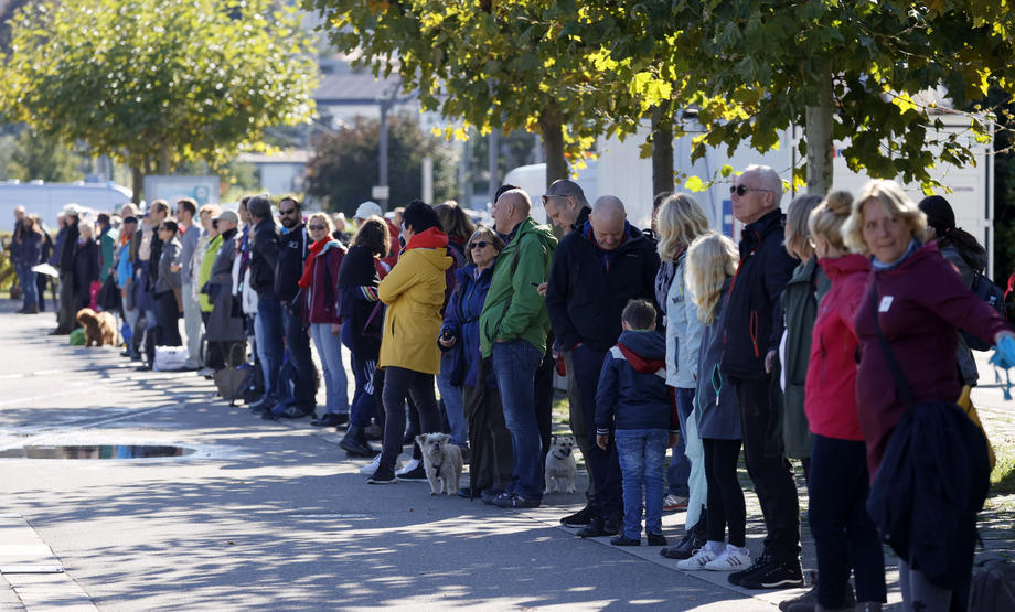 Ohne Maske und ohne Abstand, dafür mit Körperkontakt wurde eine kurze Kette in Konstanz gebildet.