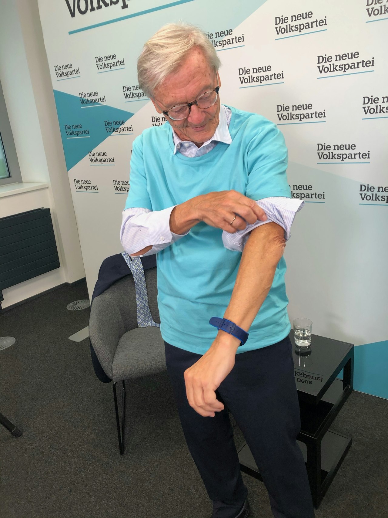 Heute.at - Warum zieht Ex-Kanzler hier Sakko und Krawatte aus?