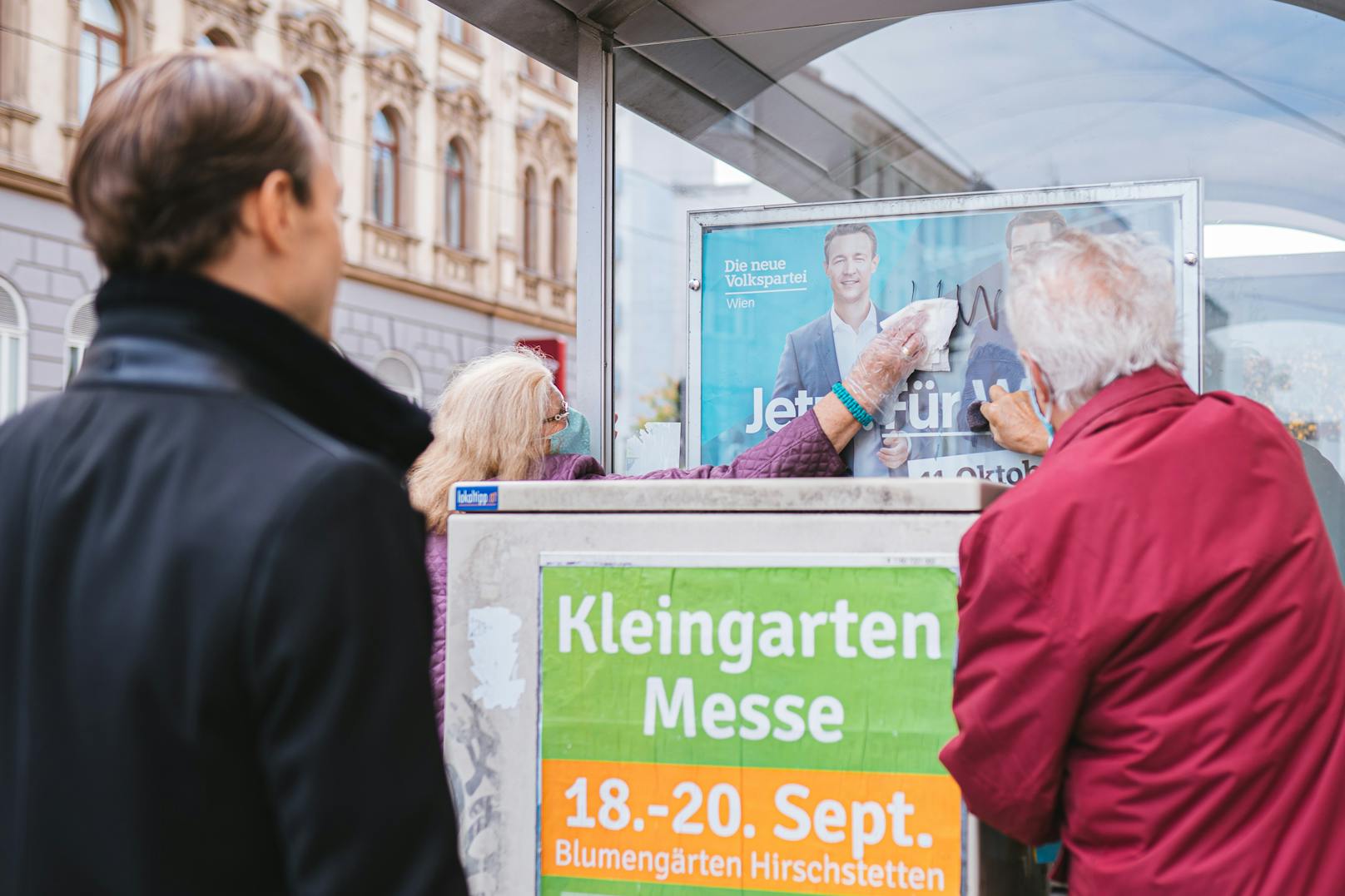 In Ottakring trifft Blümel das Ehepaar Berta (80) und Josef (Kröll). Sie sorgen mit Putzschwamm und Reinigungsmittel für einen "sauberen Wahlkampf" der ÖVP.