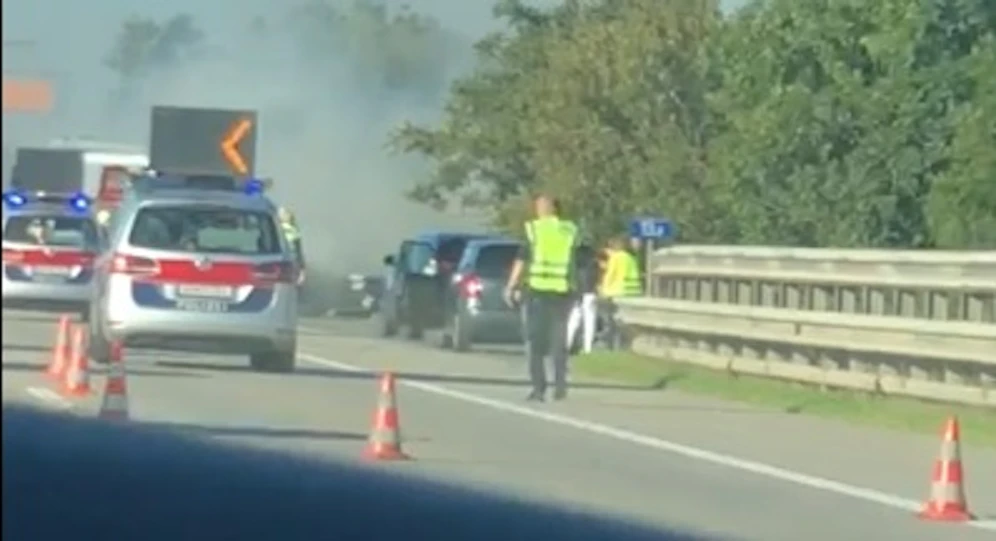 Am Sonntag kam es auf der Südautobahn in Fahrtrichtung Wienzu einem Fahrzeugbrand.