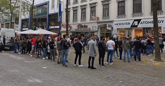 Es gab keinen Sicherheitsabstand und kaum Masken.