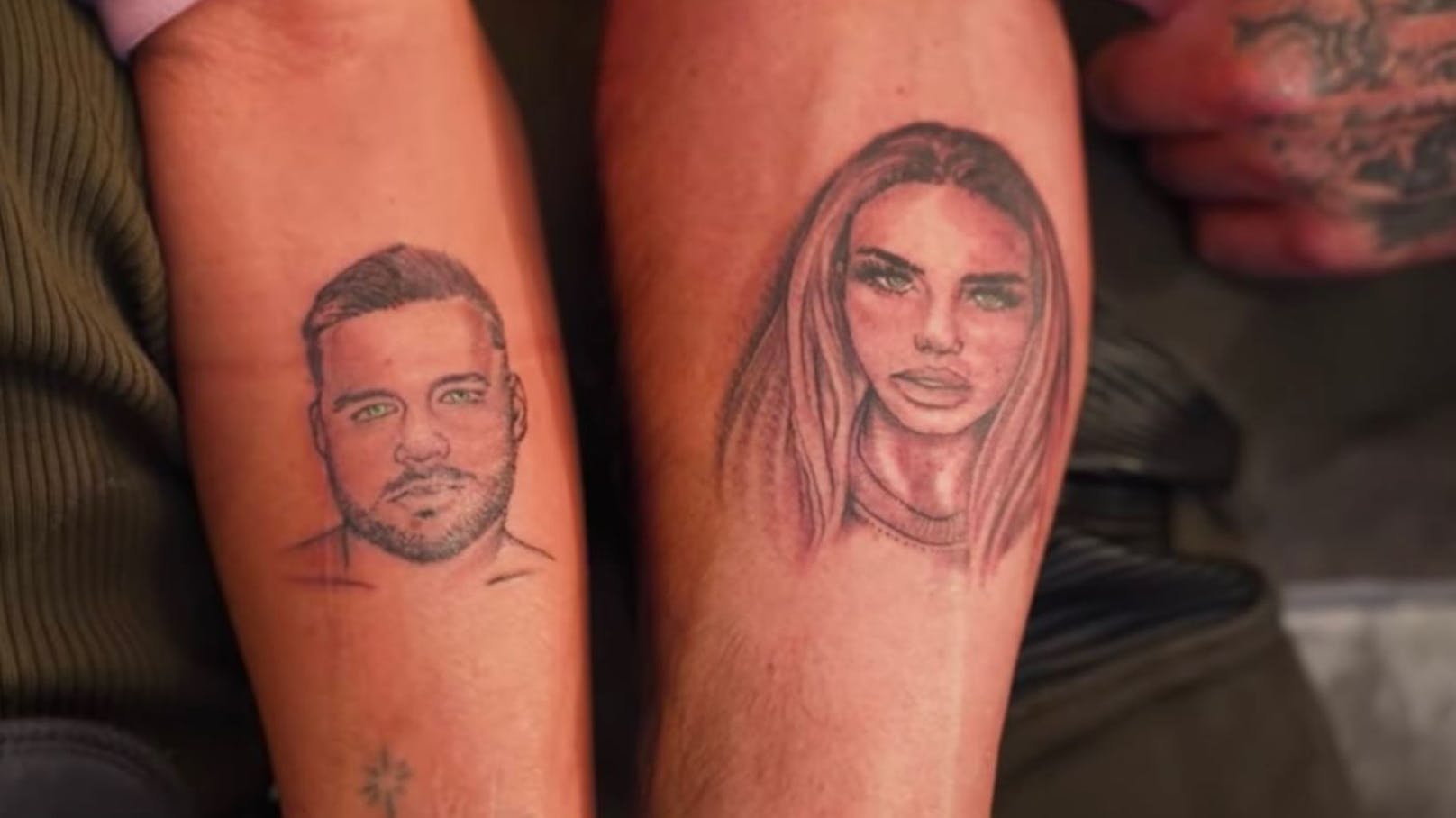 Katie Price und ihr Freund zeigen ihre Partner-Tattoos