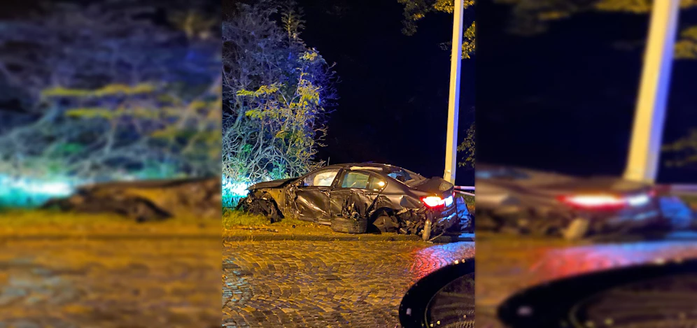 Der BMW ist völlig demoliert am Straßenrand zum Stillstand gekommen.
