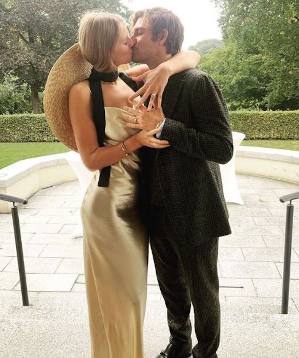 4.10.2020: Im engsten Familienkreis gaben sich Toni Garrn und der britische Schauspieler Alex Pettyfer standesamtlich das Jawort - nun folgte die Traumhochzeit auf Paros