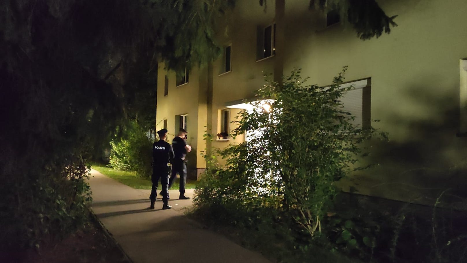 Mord-Alarm in der Pierre-Albin-Hansson-Siedlung in Favoriten: Eine Frau und ein Mann wurden tot aufgefunden. Die Polizei ermittelt.